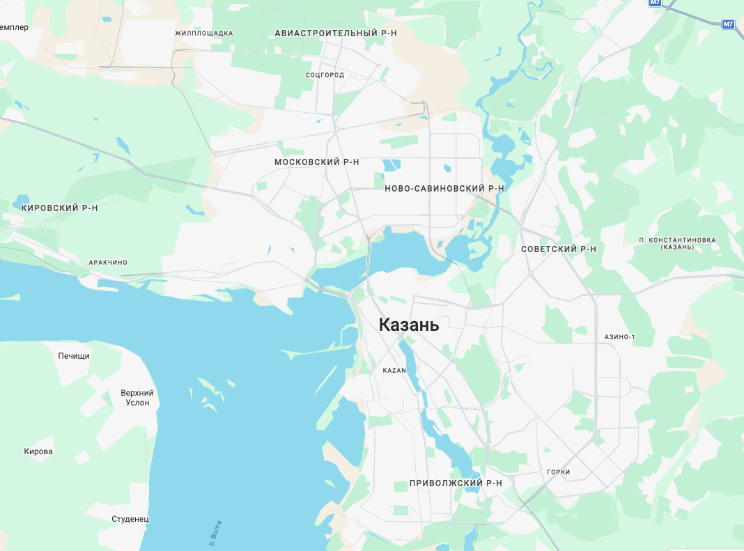 Попасть с одного берега на другой можно по одному из трех мостов: Кремлевская дамба, Кировская дамба и мост «Миллениум». © google.com