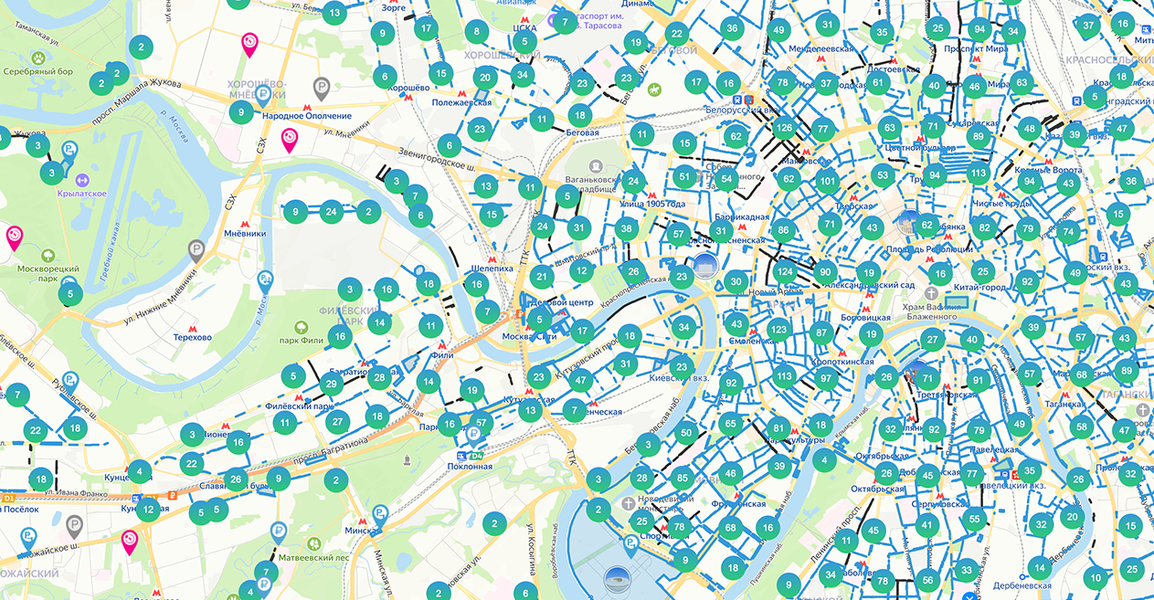 Фрагмент интерактивной карты с сайта «Московского паркинга», где отмечены все городские парковки. Синий цвет — действующие парковки, розовый — зарядные станции, черный — перекрытые, желтый и красный — плоскостные со шлагбаумом и огороженной территорией. © parking.mos.ru