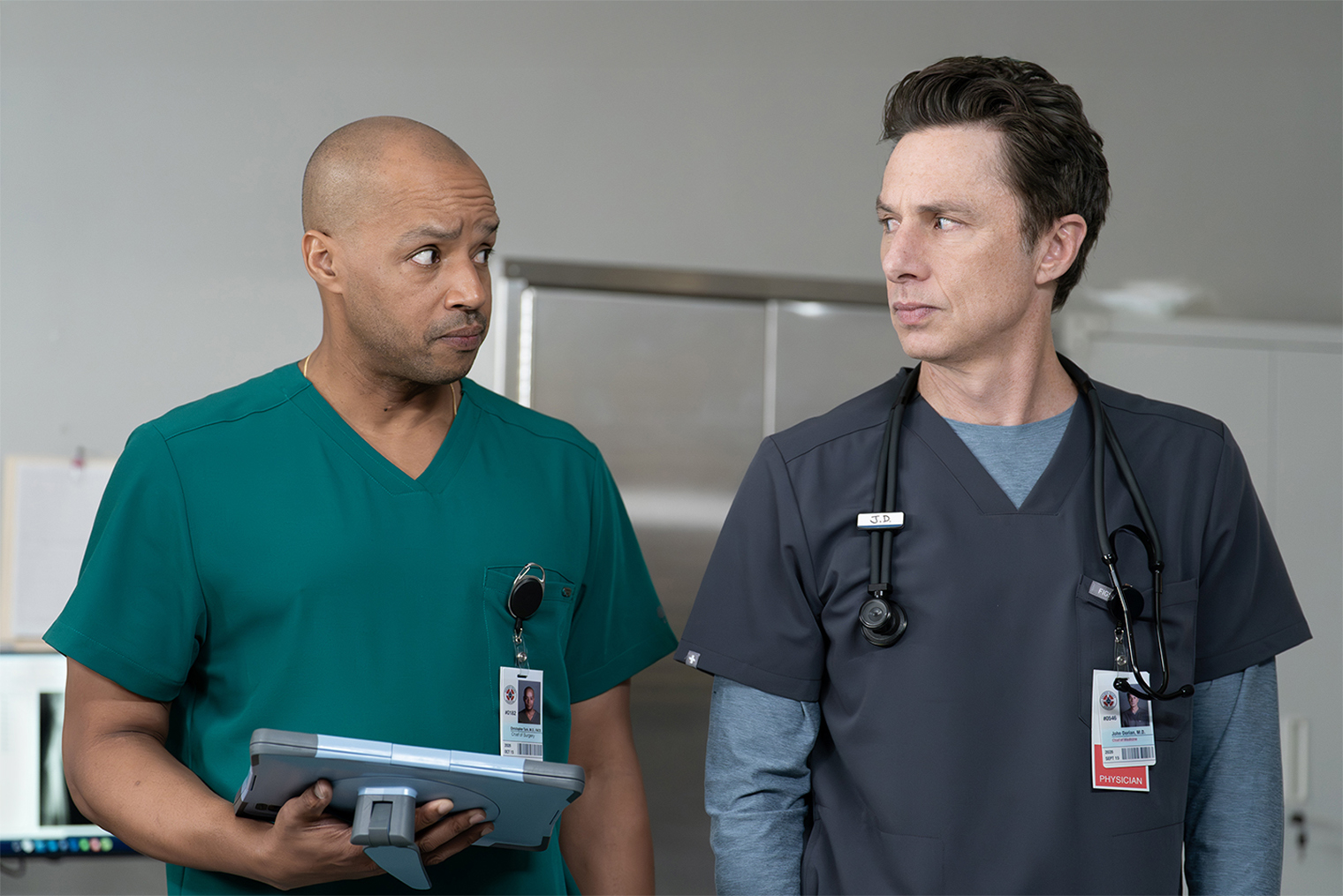 Создатели делают акцент на том, что герои постарели. Поэтому Джей Ди и Терк, например, уже не могут запрыгнуть друг на друга и кричать: «Орел!» Но запала в них все равно хватает