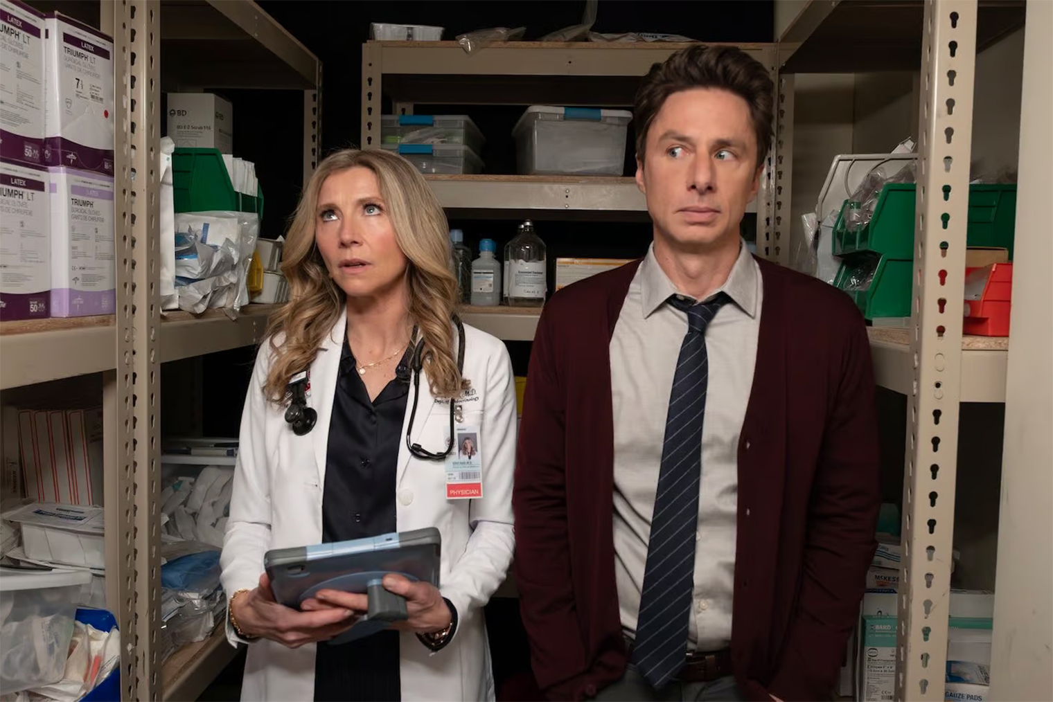 Впрочем, сложно представить, как бы первая серия обошлась без ностальгического сегмента. Ведь Джей Ди, как и зрители, спустя много лет возвращается в любимое место. Он не может сдерживать эмоции