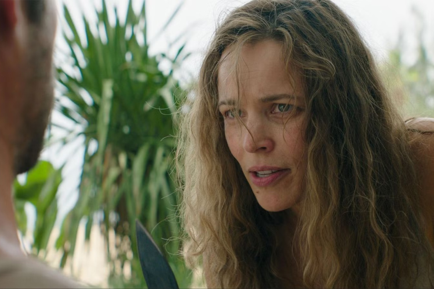 Роль Линды исполнила Рэйчел Макадамс — она уже снималась у Сэма Рэйми в сиквеле «Доктора Стрэнджа», где играла хирурга. Почерпнуть знания о врачебном деле из того фильма нельзя. А вот «На помощь!» вполне может привить кое-какие навыки выживания