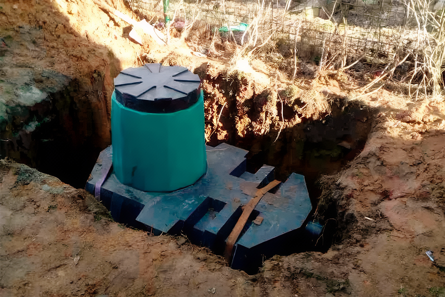 Пример простейшего септика-накопителя — герметичная пластиковая емкость с горловиной. Видны ребра жесткости, чтобы противостоять давлению земли. © Станислав Мирошенко