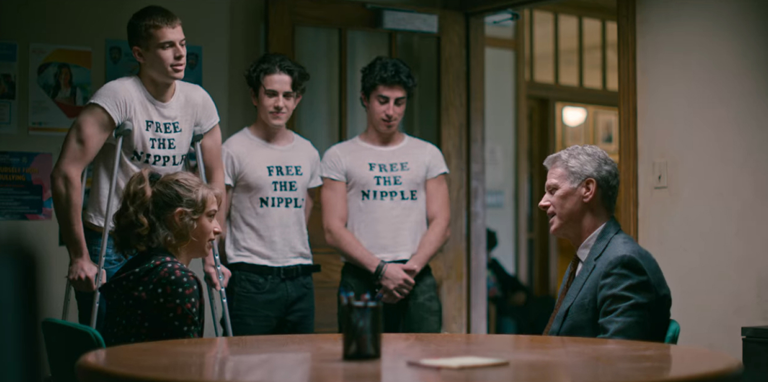 Режиссером нескольких эпизодов выступил Клемент Вирго, ранее работавший над «Прослушкой». У сериалов много общего: в центре обоих — расовый вопрос. © Netflix