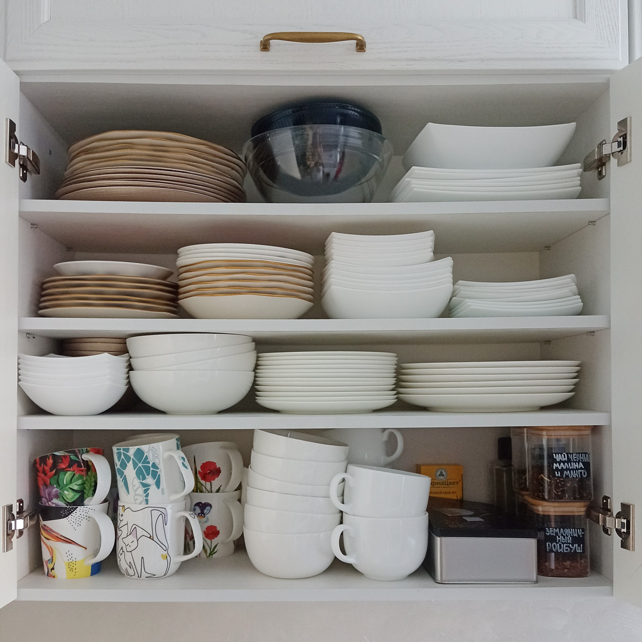 В этом шкафчике я храню посуду для повседневного использования — здесь около 130 предметов