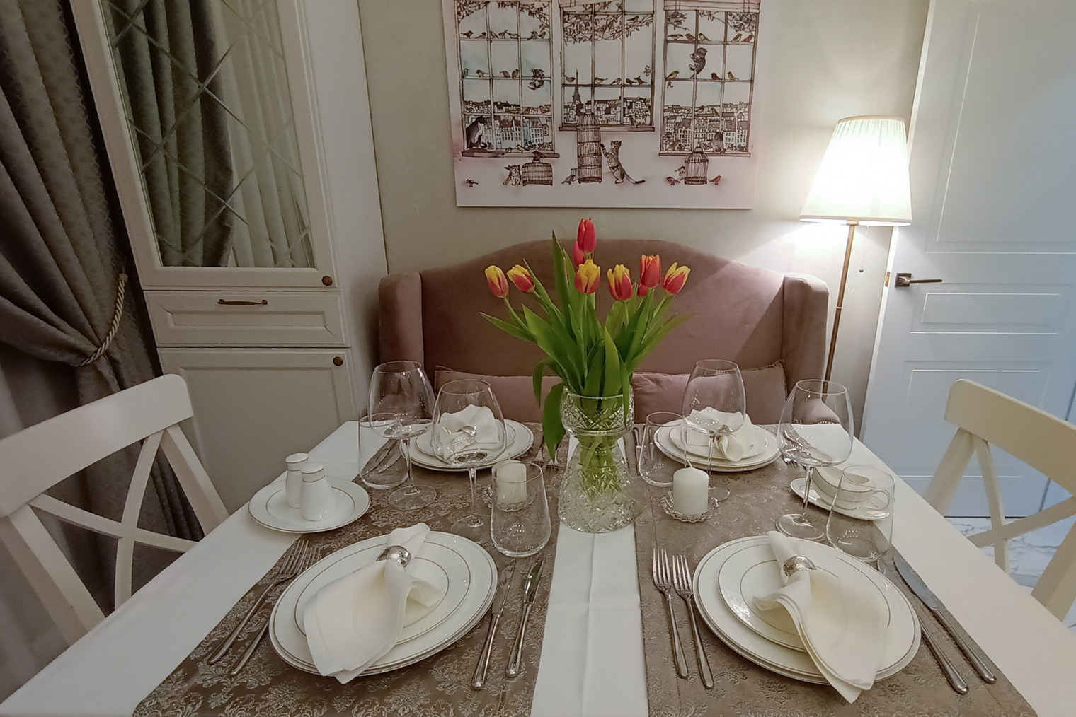 Вариант классической сервировки стола для ужина у меня дома. Он предполагал две перемены блюд: закуски и горячее. На фото — подстановочные тарелки, плоские большие и плоские тарелки поменьше, два комплекта приборов, бокалы под воду и красное вино. Скатерть — бежевая тканевая, тарелки — белые, из тонкого фарфора, бокалы и стаканы — бесцветные, из прозрачного стекла. Кольца для салфеток у меня в нейтральном стиле