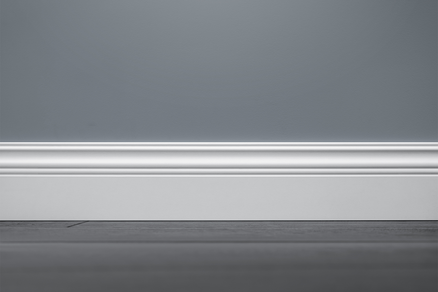 Накладной плинтус может быть гладким или фрезерованным, под покраску или цветным, с фактурой дерева или гладким. Фотография: rangizzz / Shutterstock / FOTODOM