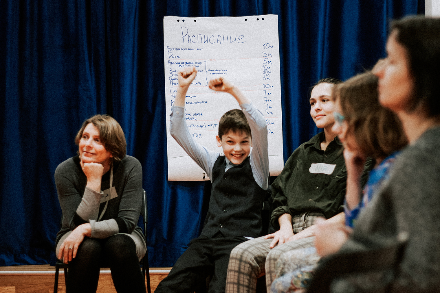 На занятиях в «Шалаше» дети учатся безопасно проживать свои эмоции через навыки саморегуляции: в будущем это поможет справляться со сложными чувствами здоровыми способами. Например, вместе с ребятами мы рассуждаем, что помогает пережить стресс. После составляем списки таких дел, чтобы они всегда были под рукой в трудные моменты. В 2025 году в одной из групп участники придумали целую азбуку стрессоустойчивости