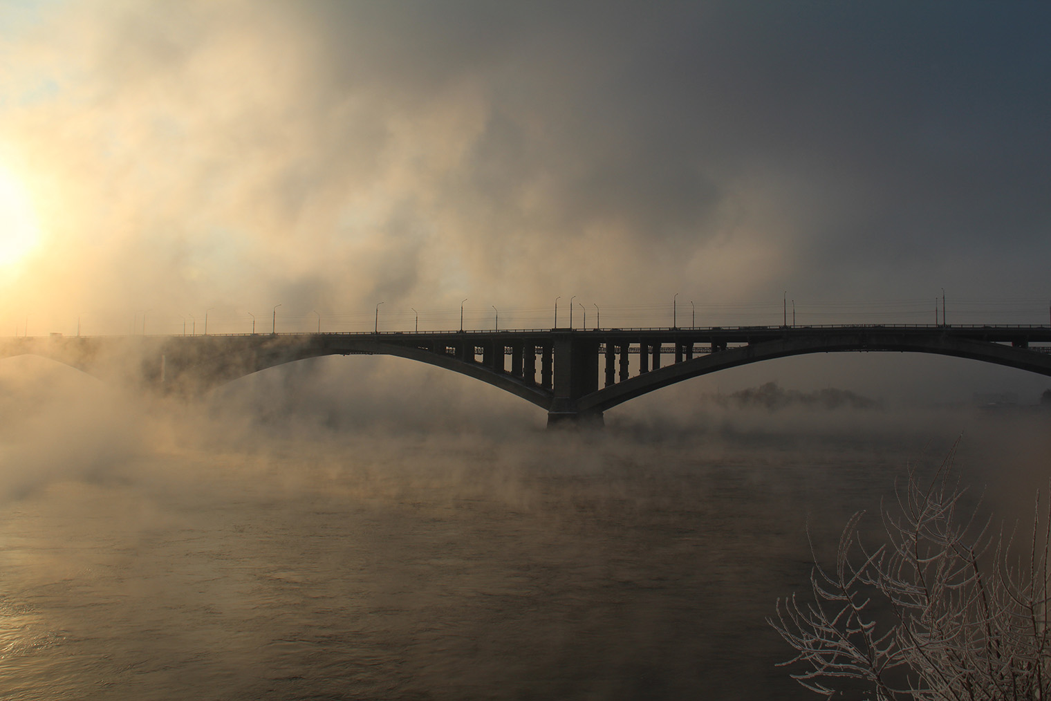 В морозы туман от реки настолько сильный, что заслоняет солнце. Вид на Коммунальный мост в Красноярске. © Сергей Тиняков