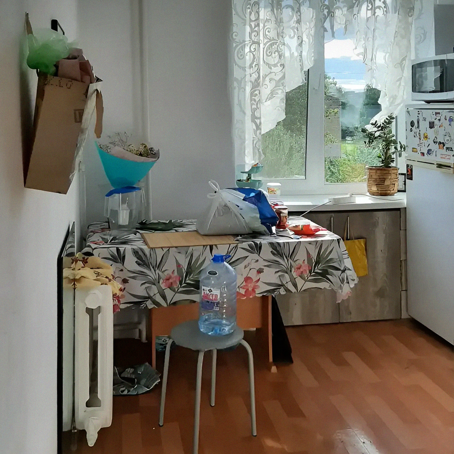 Из мебели на кухне был кухонный гарнитур, плита «Лысьва 15», старый холодильник, две табуретки и школьная парта вместо стола