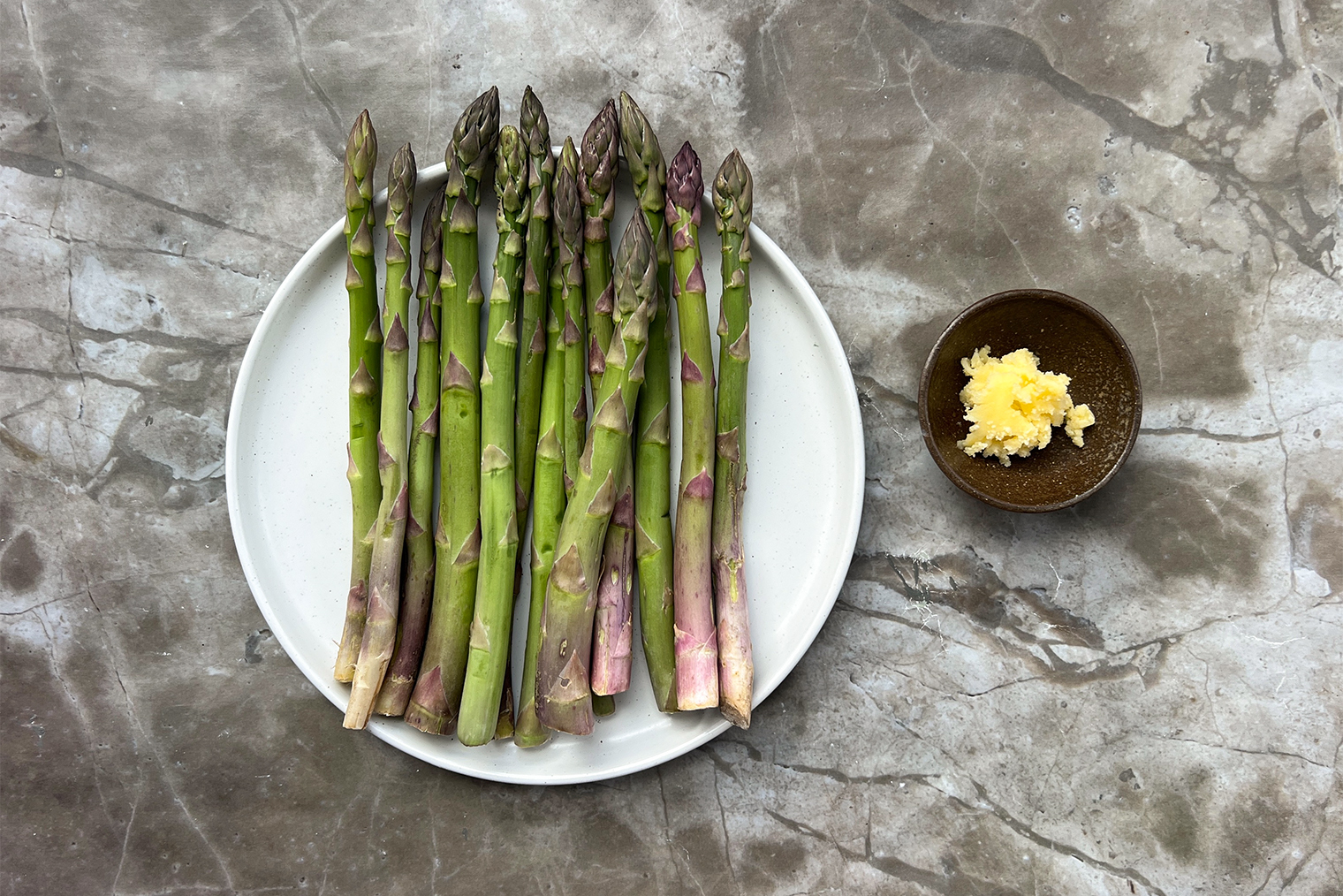 Ингредиенты для спаржи на сковороде