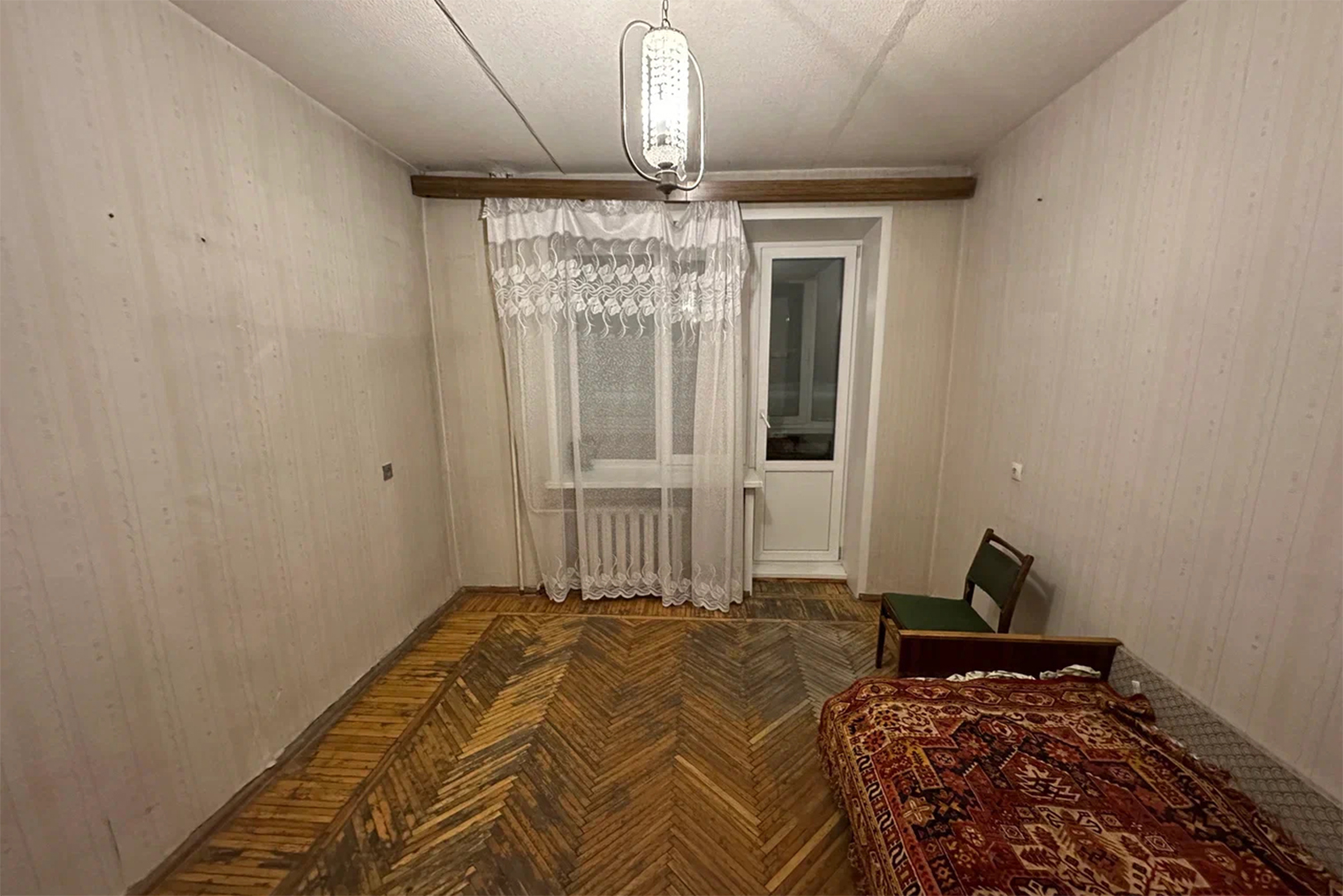 Фото до ремонта. Помню, что была в восторге от полов, хотя сейчас в это сложно поверить