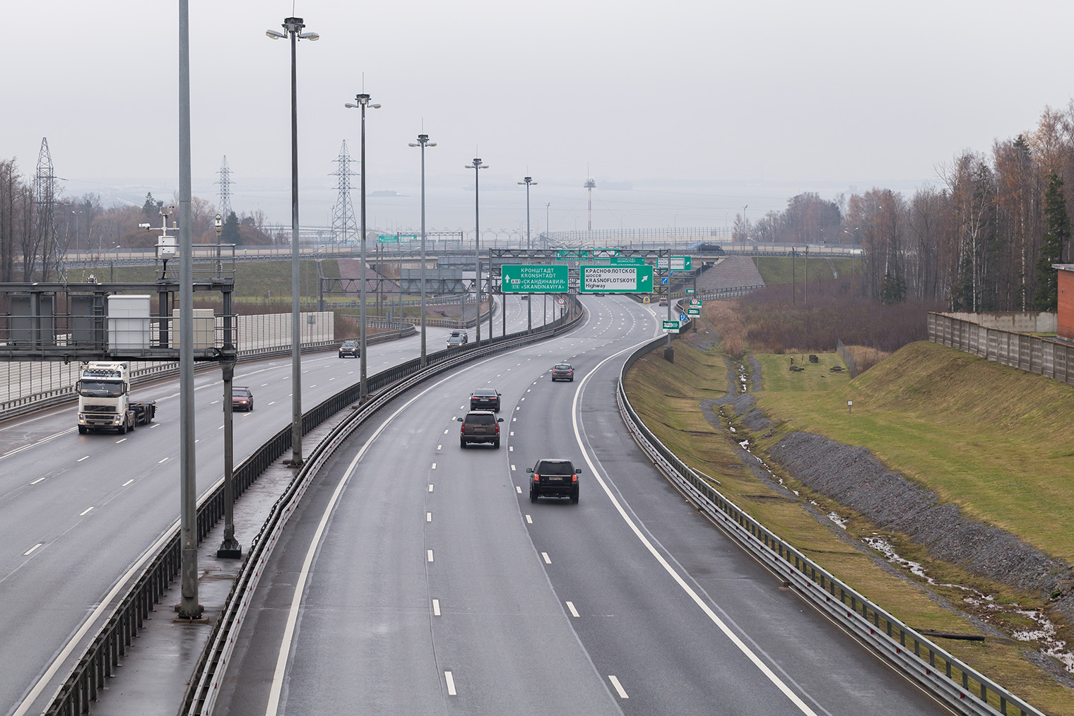 Указатели на КАД зеленого цвета, на этих участках трасса считается автомагистралью. © Evannovostro / Shutterstock / FOTODOM