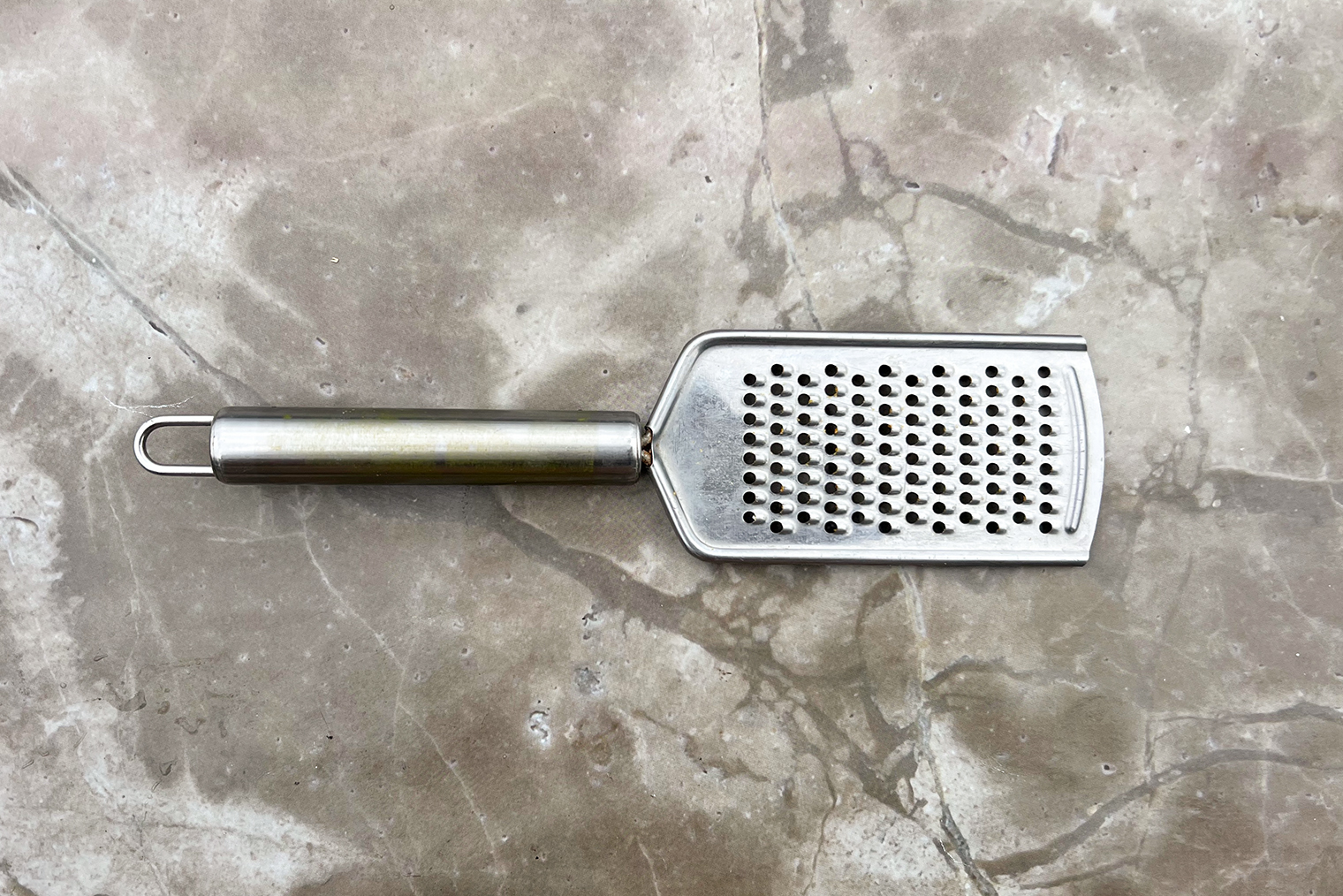 Из инвентаря понадобится мелкая терка