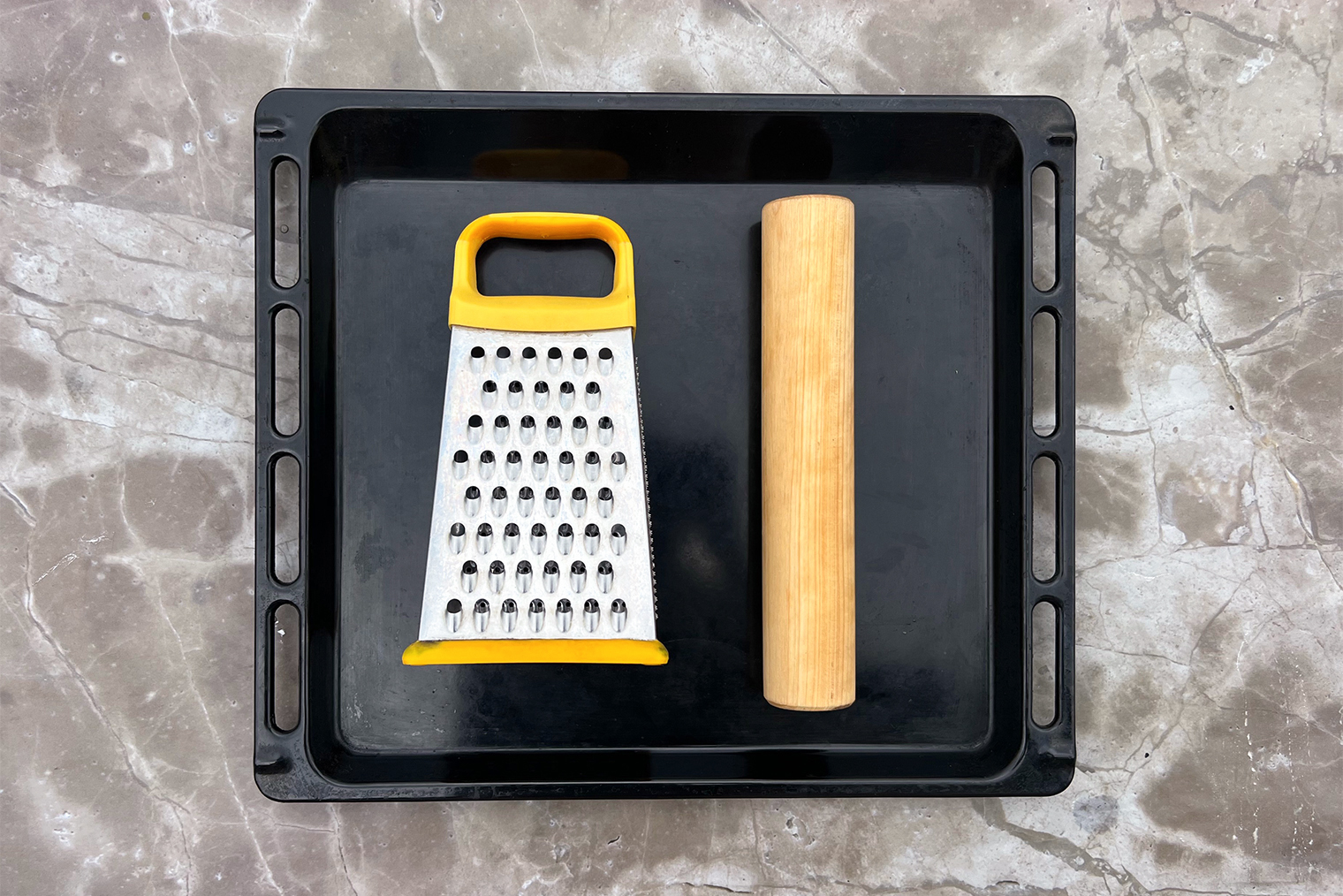 Из инвентаря понадобится скалка, терка с крупной и мелкой стороной, противень или форма для выпечки