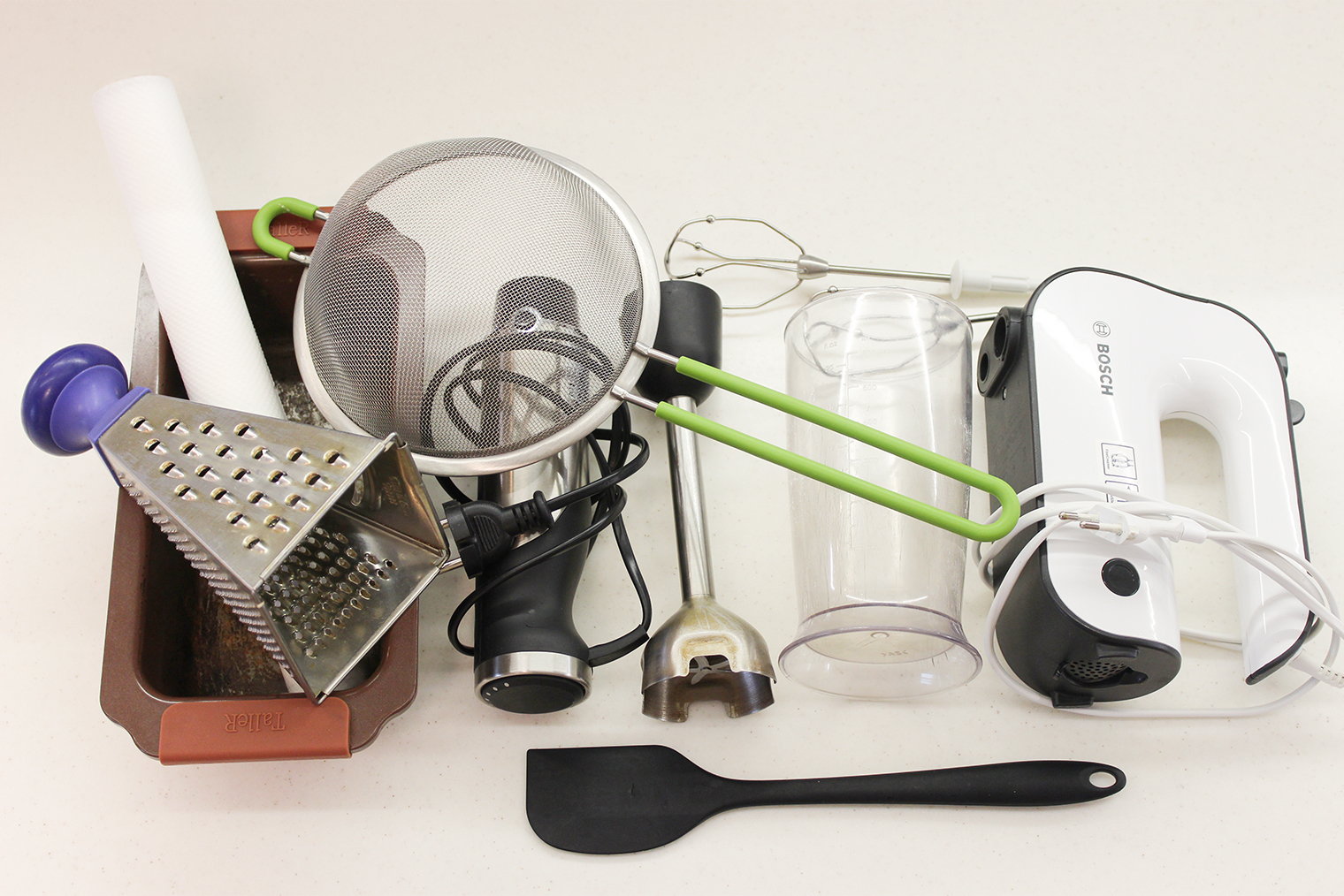 Из инвентаря понадобится крупная терка, погружной блендер, ручной миксер или венчик, кулинарная лопатка, бумага для выпечки и форма для запекания — у меня размером 14 × 24 см. Еще пригодится сито, но можно обойтись без него