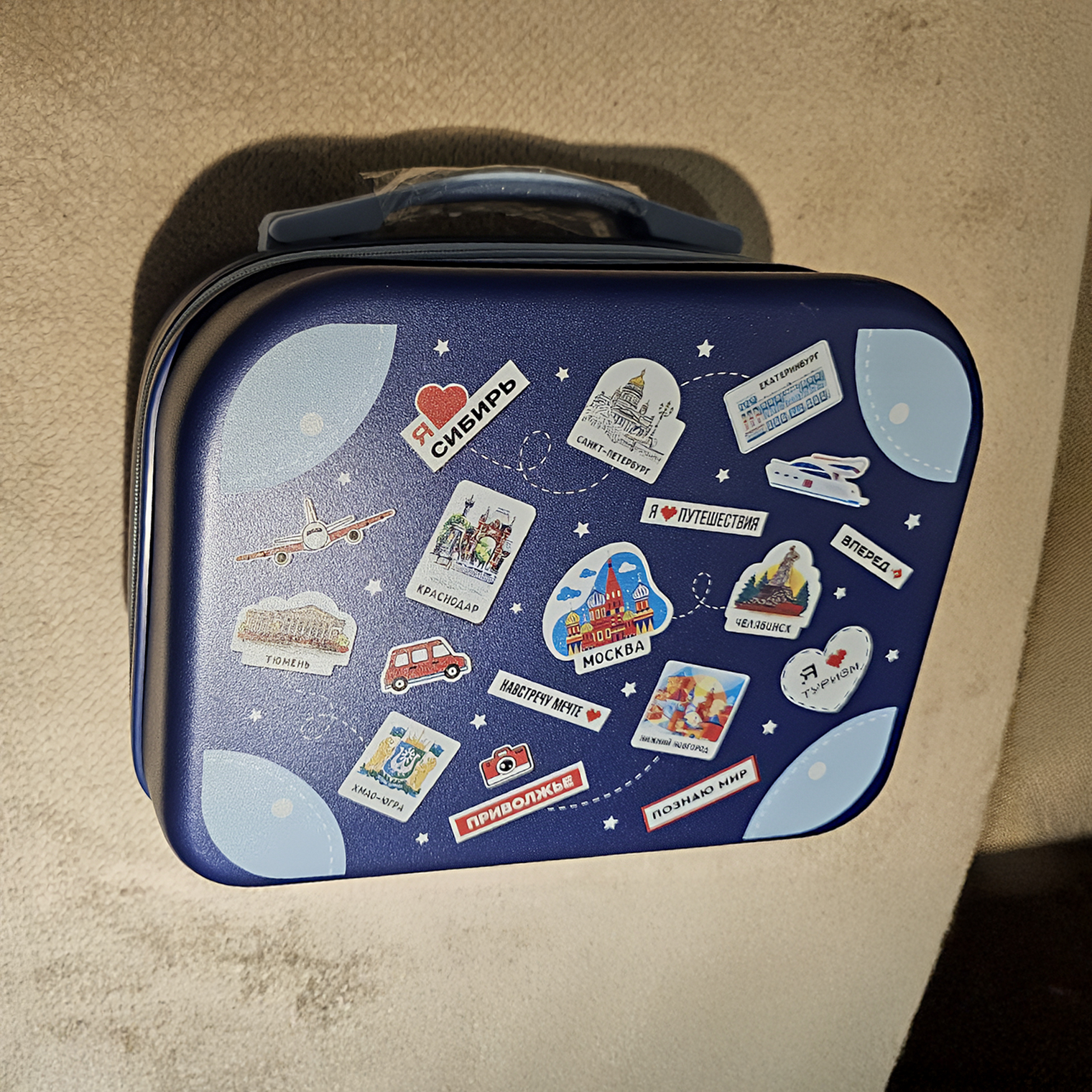 Внутри были настольная игра, мягкая игрушка, наклейки и пакет конфет