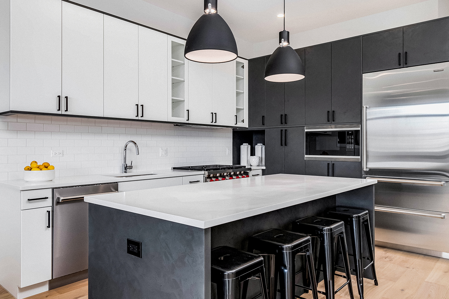 В таком варианте за кухонным островом можно сидеть: удобно расположить на стульях гостей и общаться, пока готовишь © Joseph Hendrickson / Shutterstock / FOTODOM