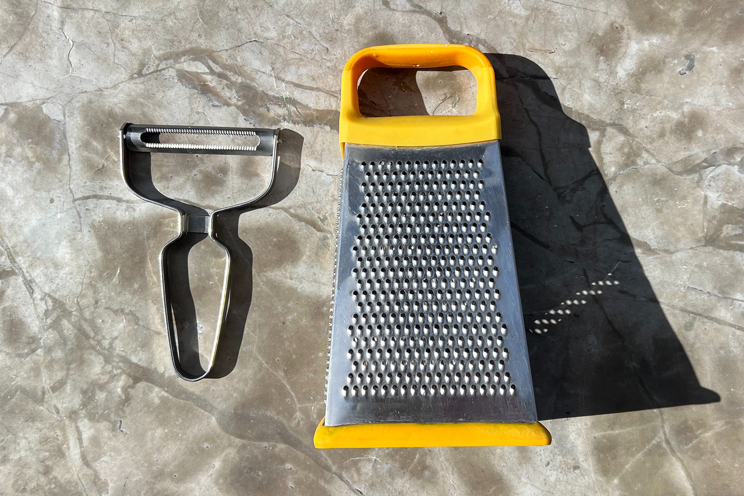 Из инвентаря понадобится мелкая терка и овощечистка для батата. Но можно готовить его и с кожурой