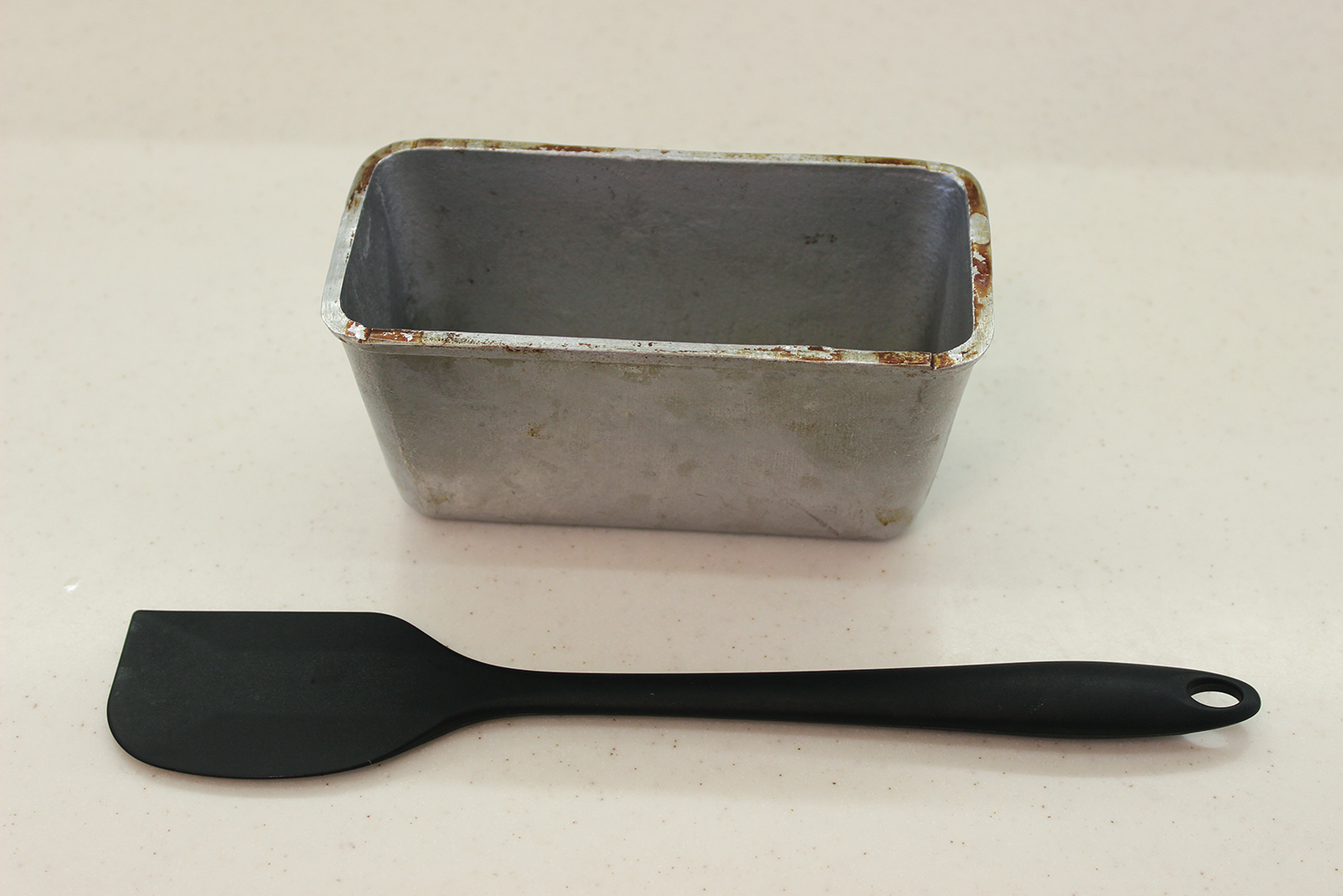 Из инвентаря понадобится силиконовая лопатка и форма для хлеба или кекса. У меня металлическая размером 160 × 80 × 75 мм для выпечки весом 220—580 г