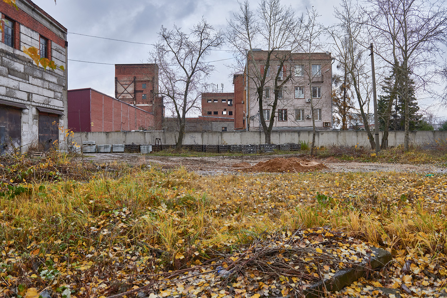Промзона «Коровино» в Москве — типичный пример территории под КРТ. Во время СССР здесь был вагоноремонтный завод, сейчас на месте бывшей промзоны находятся административные здания и склады. Источник: krt.mos.ru