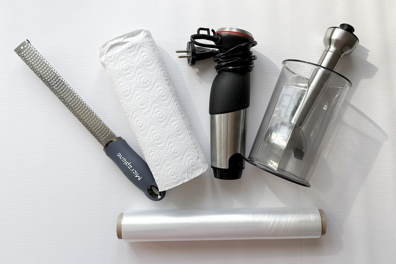 Из инвентаря понадобится мелкая терка, бумажные полотенца, пищевая пленка, погружной или стационарный блендер