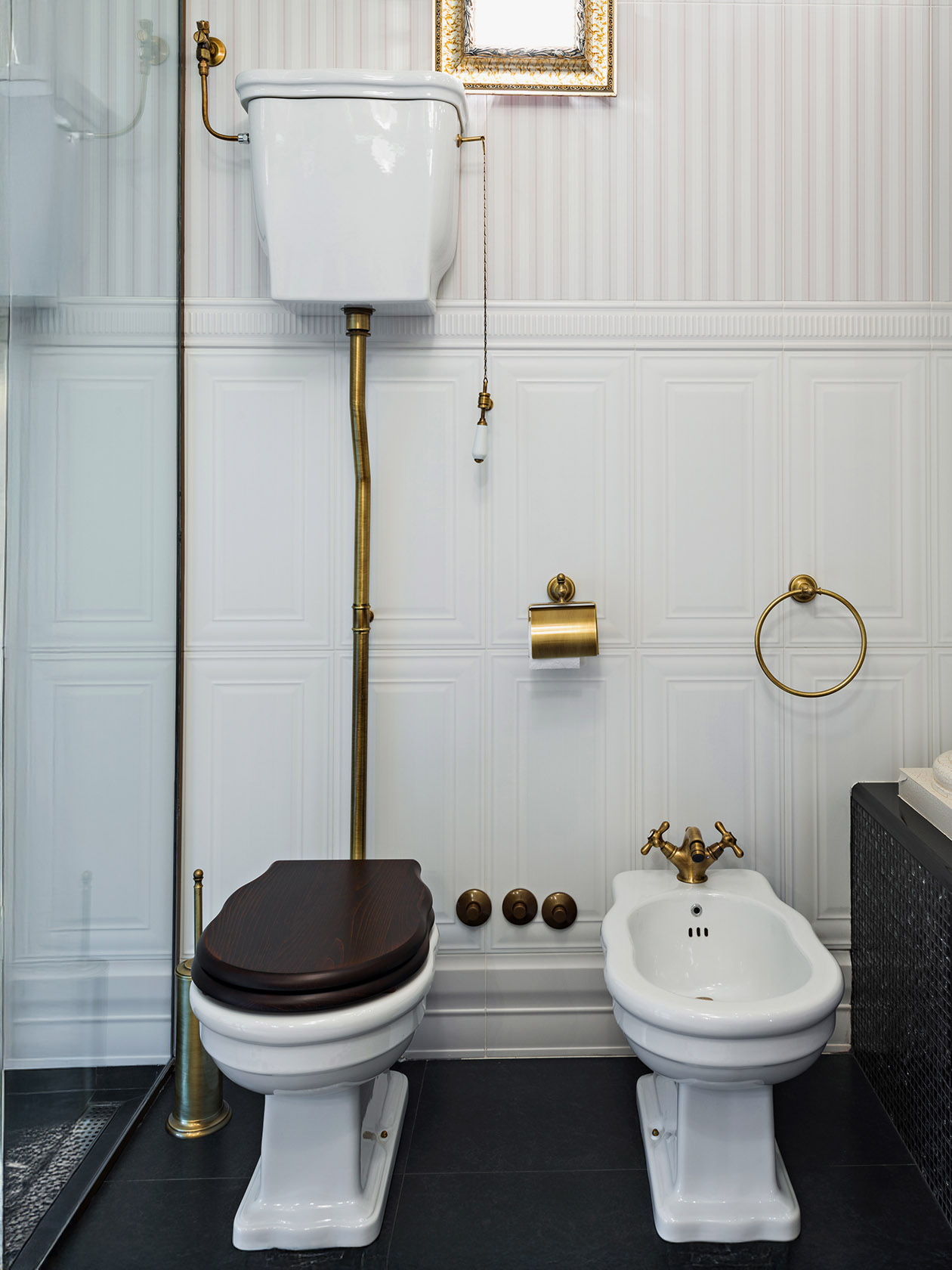 Сейчас унитазы с высоким бачком используют в интерьерах в ретростиле. Фотография: Marko Poplasen / Shutterstock / FOTODOM