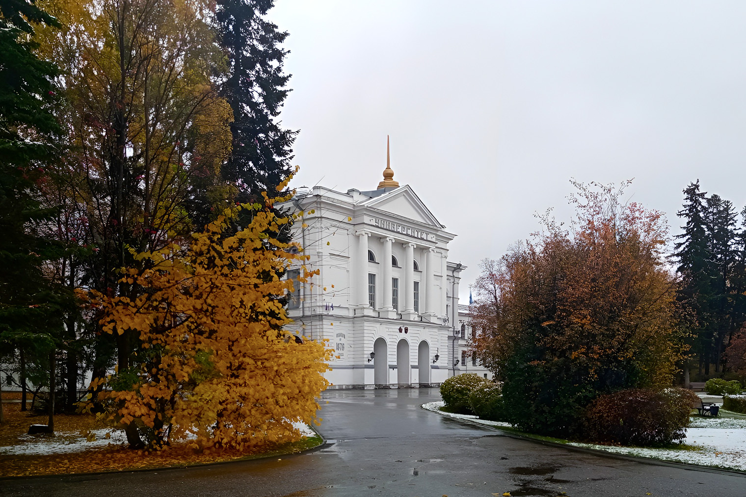 Здание Томского государственного университета, в котором я учусь