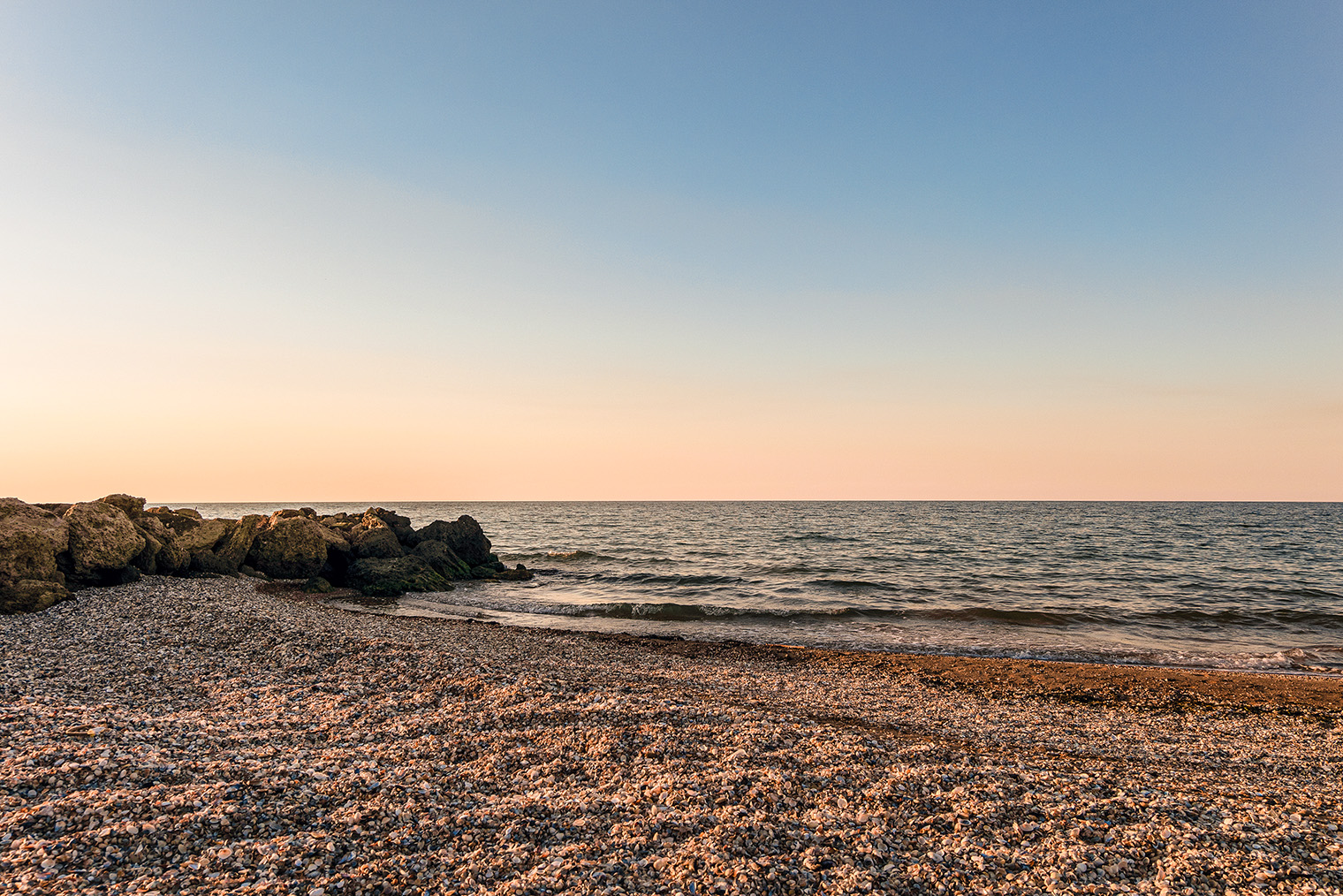 Пляж на Азовском море состоит из мелкой ракушки, а вход в воду пологий. © N-sky / Shutterstock / FOTODOM