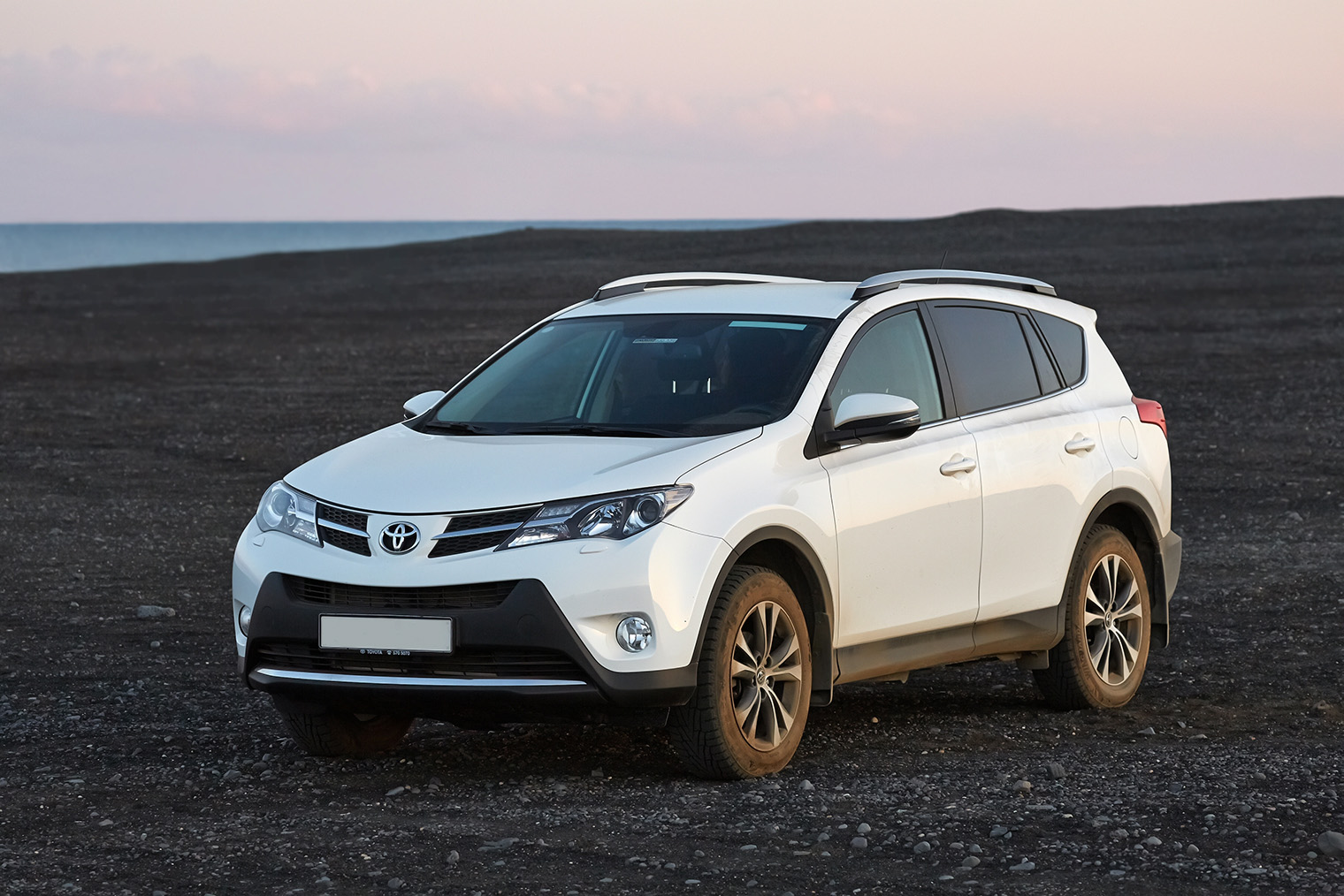 Toyota RAV4 — типичный кроссовер. Ждать от него внедорожных подвигов не нужно, но съехать с асфальта можно без опасений. Фотография: Peter Gudella / Shutterstock / FOTODOM