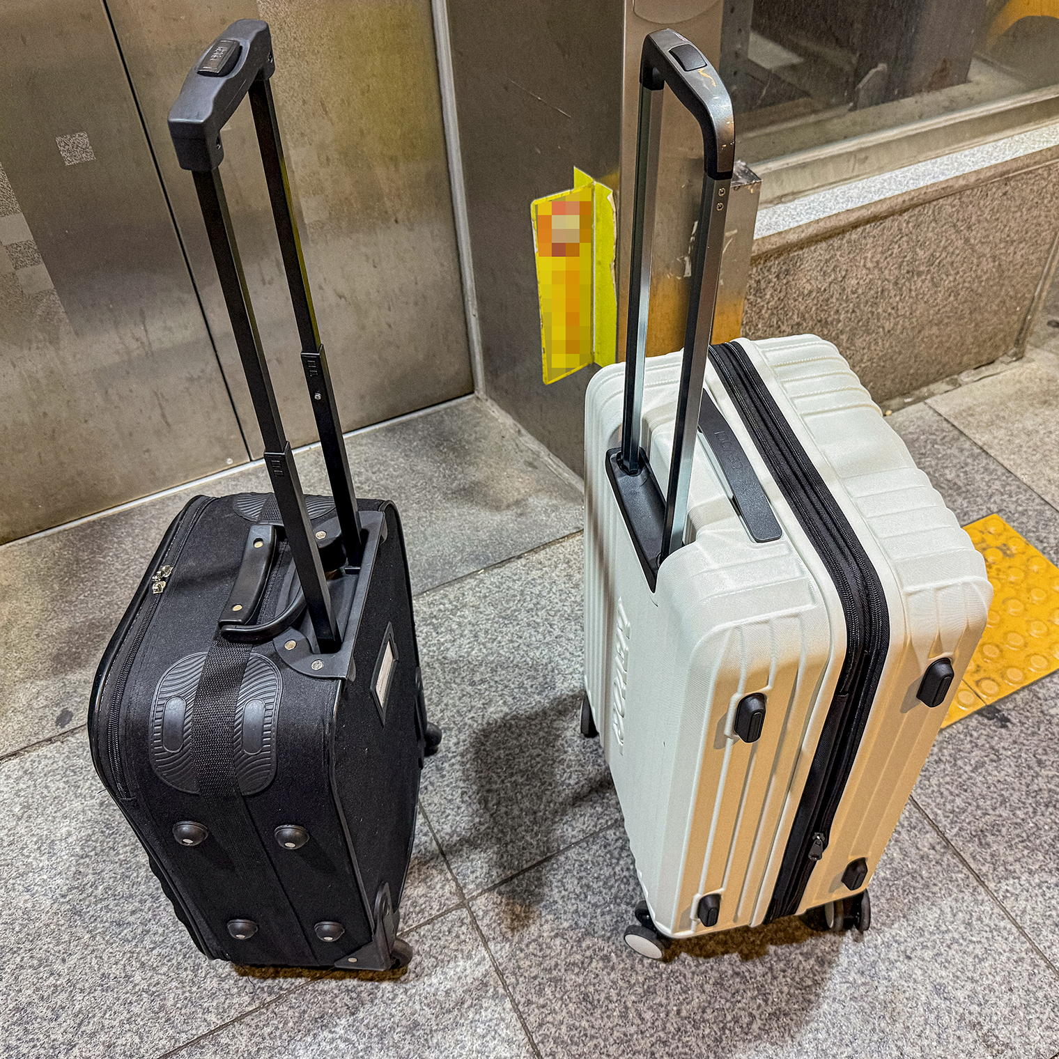 Путешествовать в одиночку с двумя чемоданами неудобно. Белый — более современная модель с четырьмя колесиками, вращающимися на 360°, его можно толкать перед собой. Черный — с двумя обычными колесами, его всегда приходится тянуть