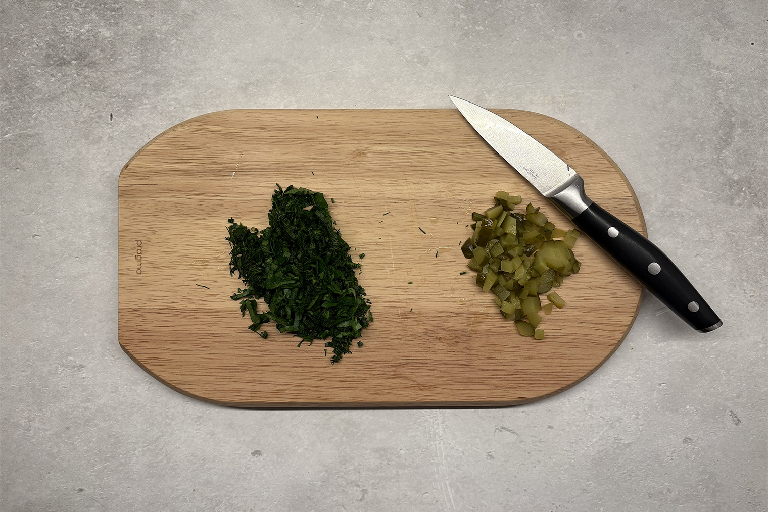 Шаг 1. Зелень мелко порубите. Соленый огурец нарежьте маленькими кубиками