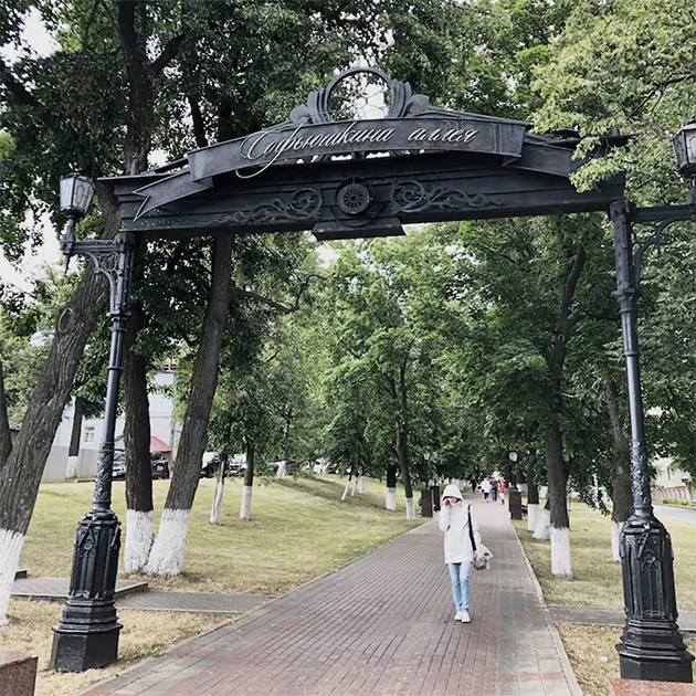 Аллея особенно прекрасна в начале лета, когда цветут липы, и осенью, когда деревья желтеют