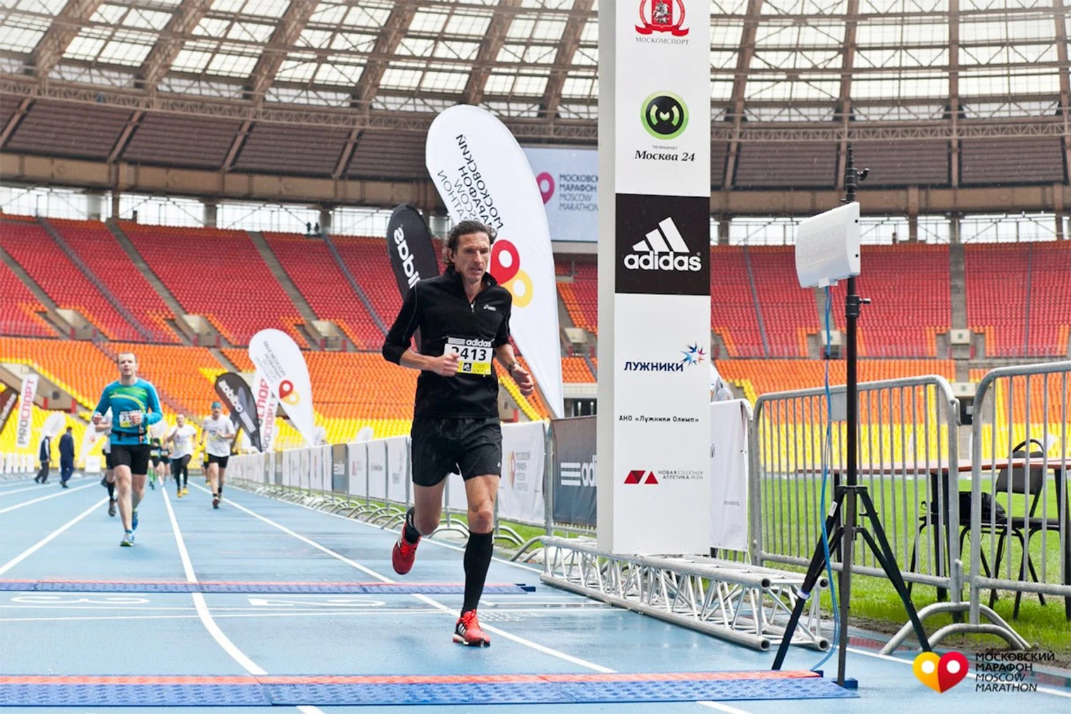Алексей Смертин пересекает финишную черту Московского марафона. © «Беговое сообщество»