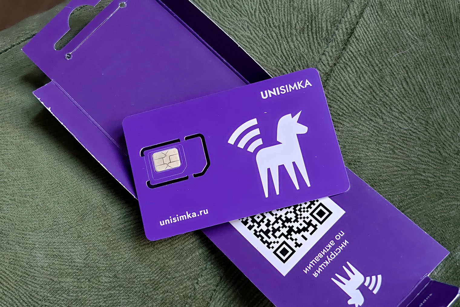 На вид это обычная сим-карта, можно выдавить из трафарета нужный размер