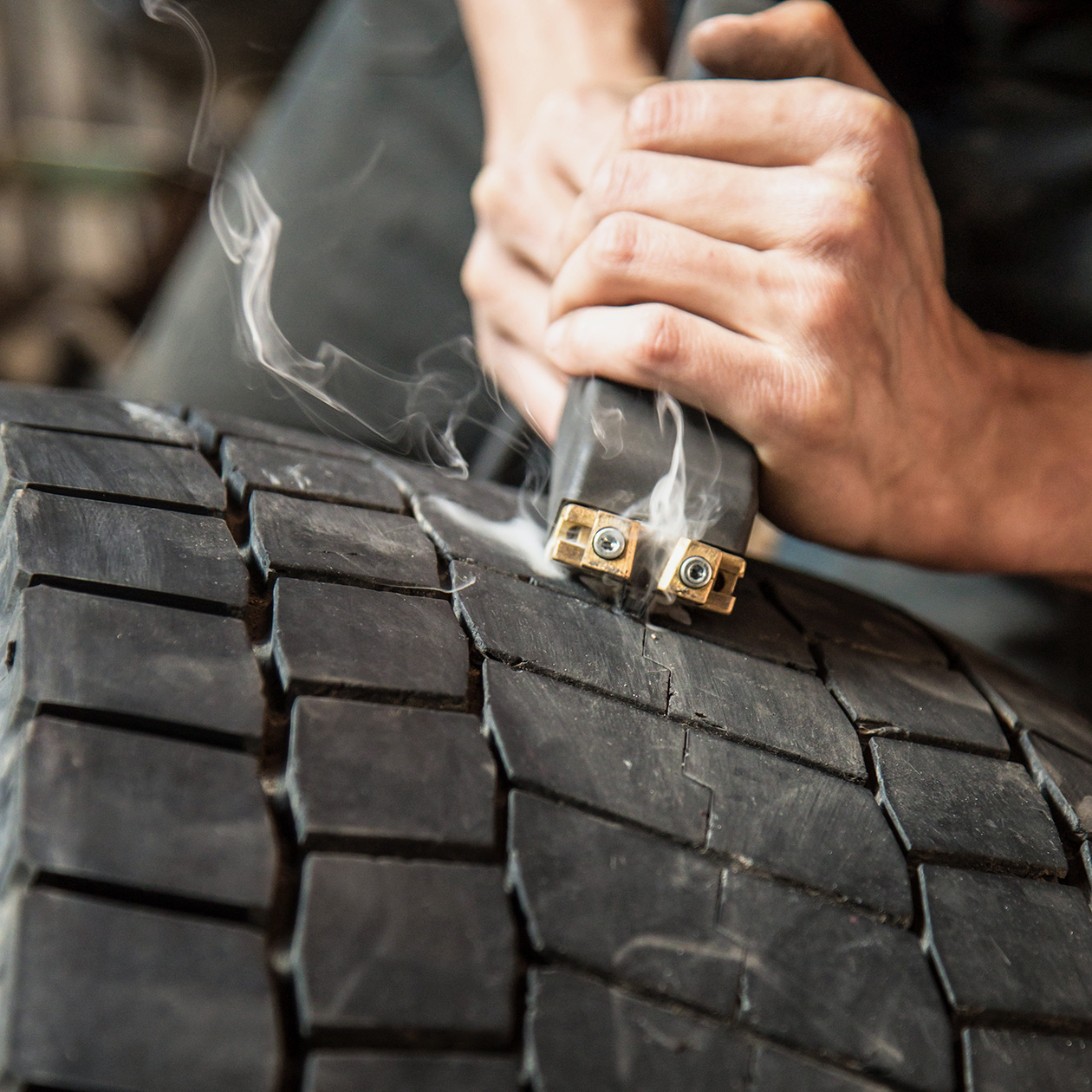 С помощью регрувера восстанавливают рисунок протектора только на специальных покрышках для грузовиков, но иногда так пытаются продлить жизнь легковым шинам. Это плохая идея — ездить на таких опасно. © Kot500 / Shutterstock / FOTODOM