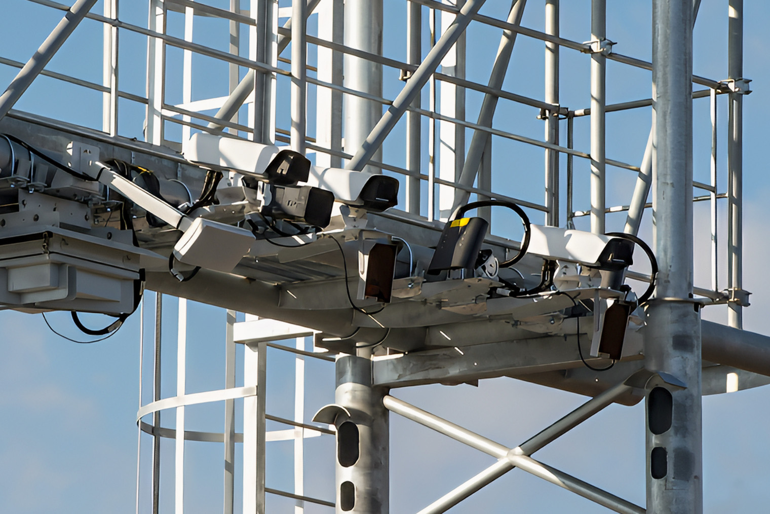 Чтобы определить категорию, камеры и датчики на рамках считывают высоту и количество осей у автомобиля. Источник: avtodor-tr.ru