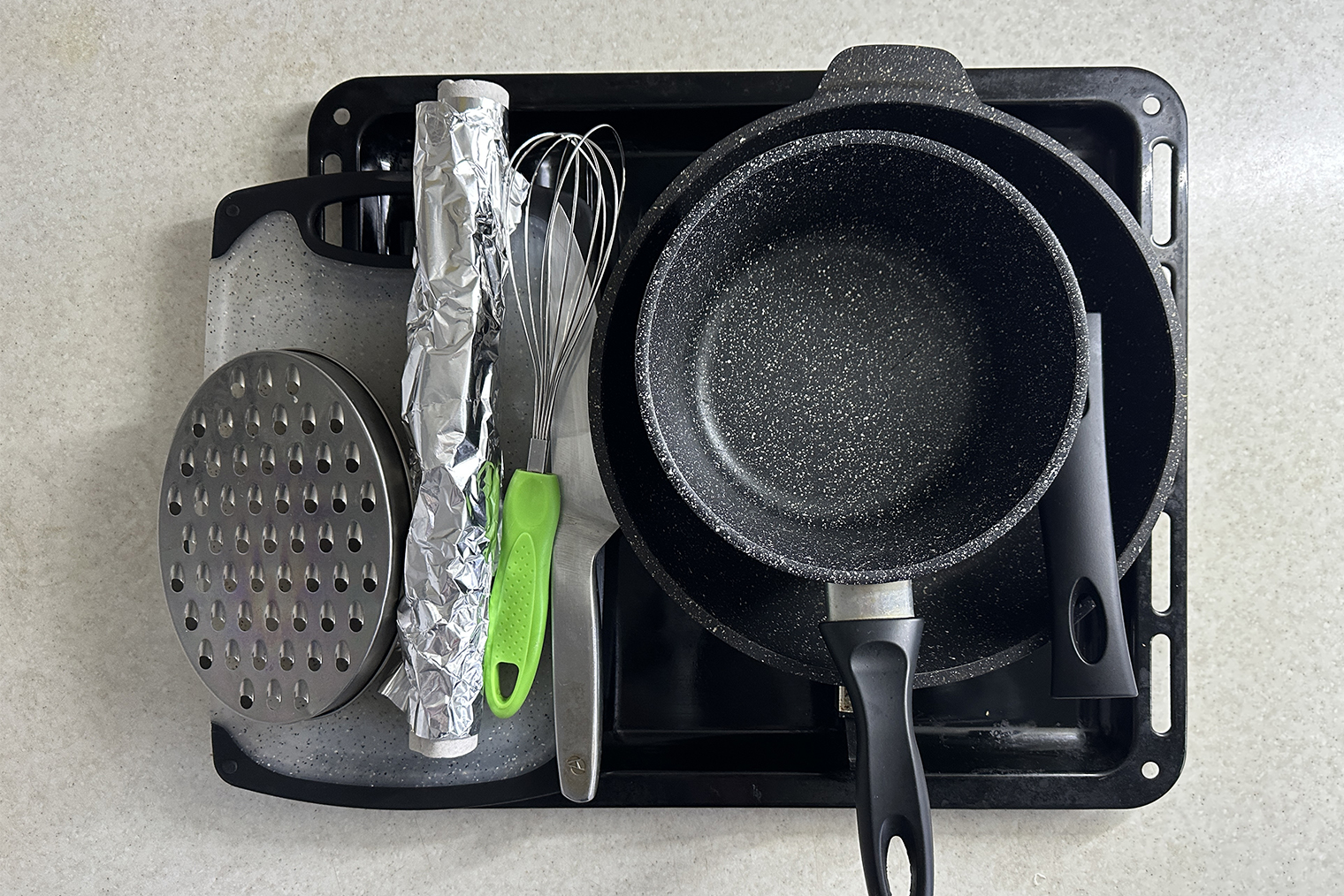 Из инвентаря понадобится противень, венчик, крупная терка, фольга или бумага для выпечки