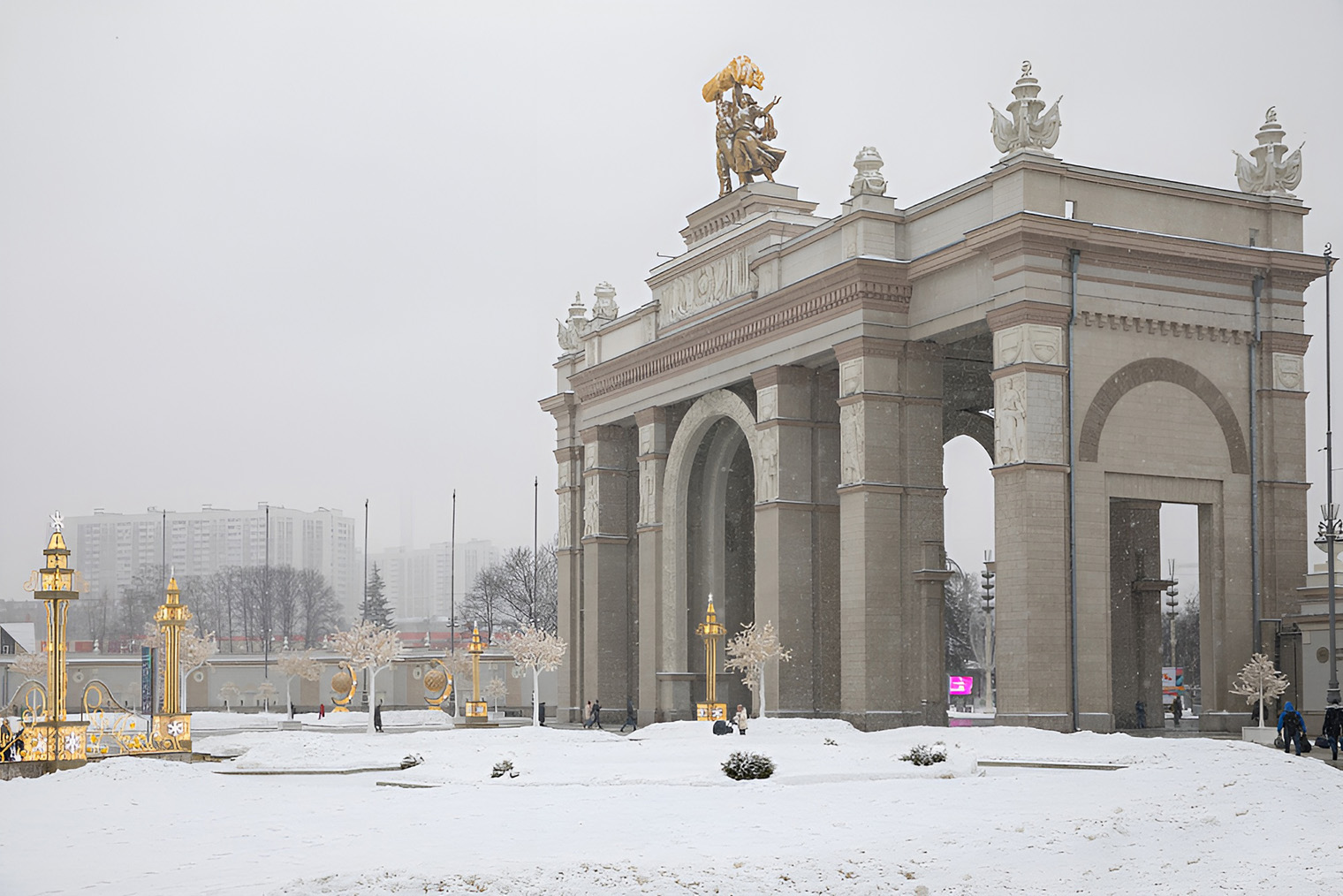 Так выглядит арка главного входа на ВДНХ. Источник: vdnh.ru