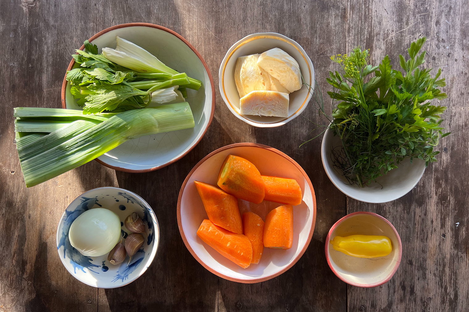 Шаг 1. Морковь, корень сельдерея и лук очистите. Морковь и корень сельдерея разрежьте на несколько крупных частей. Стебли сельдерея разрежьте пополам