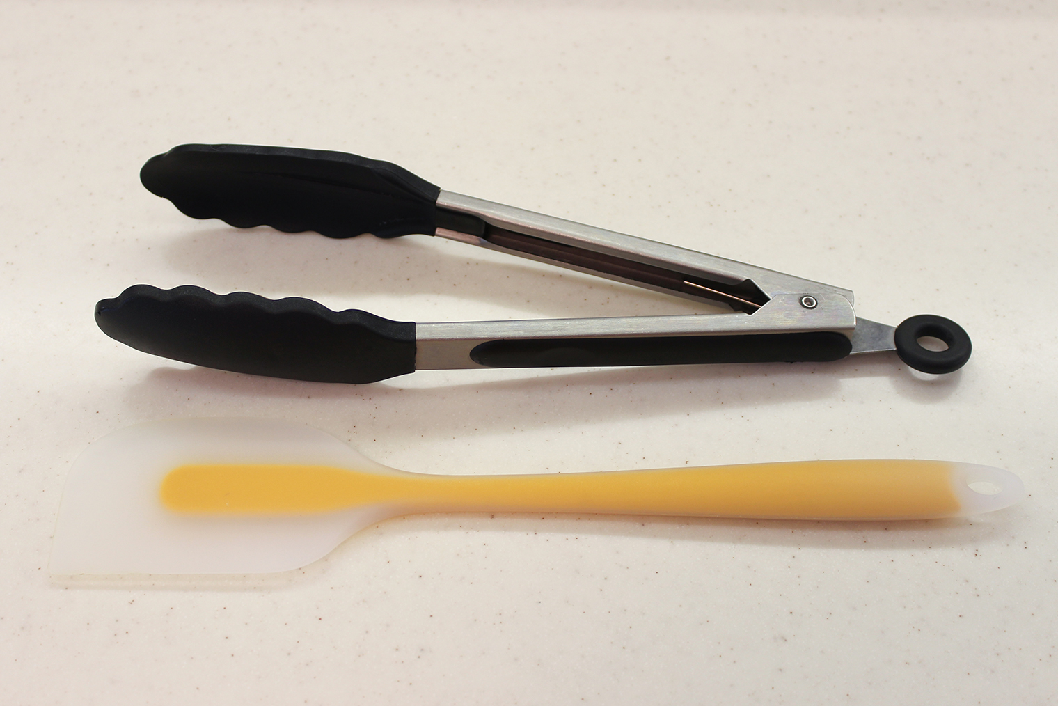 Из инвентаря понадобятся щипцы и лопатка. Сковороду берите с высокими стенками — так будет удобнее готовить. Но если такой нет — подойдет любая широкая