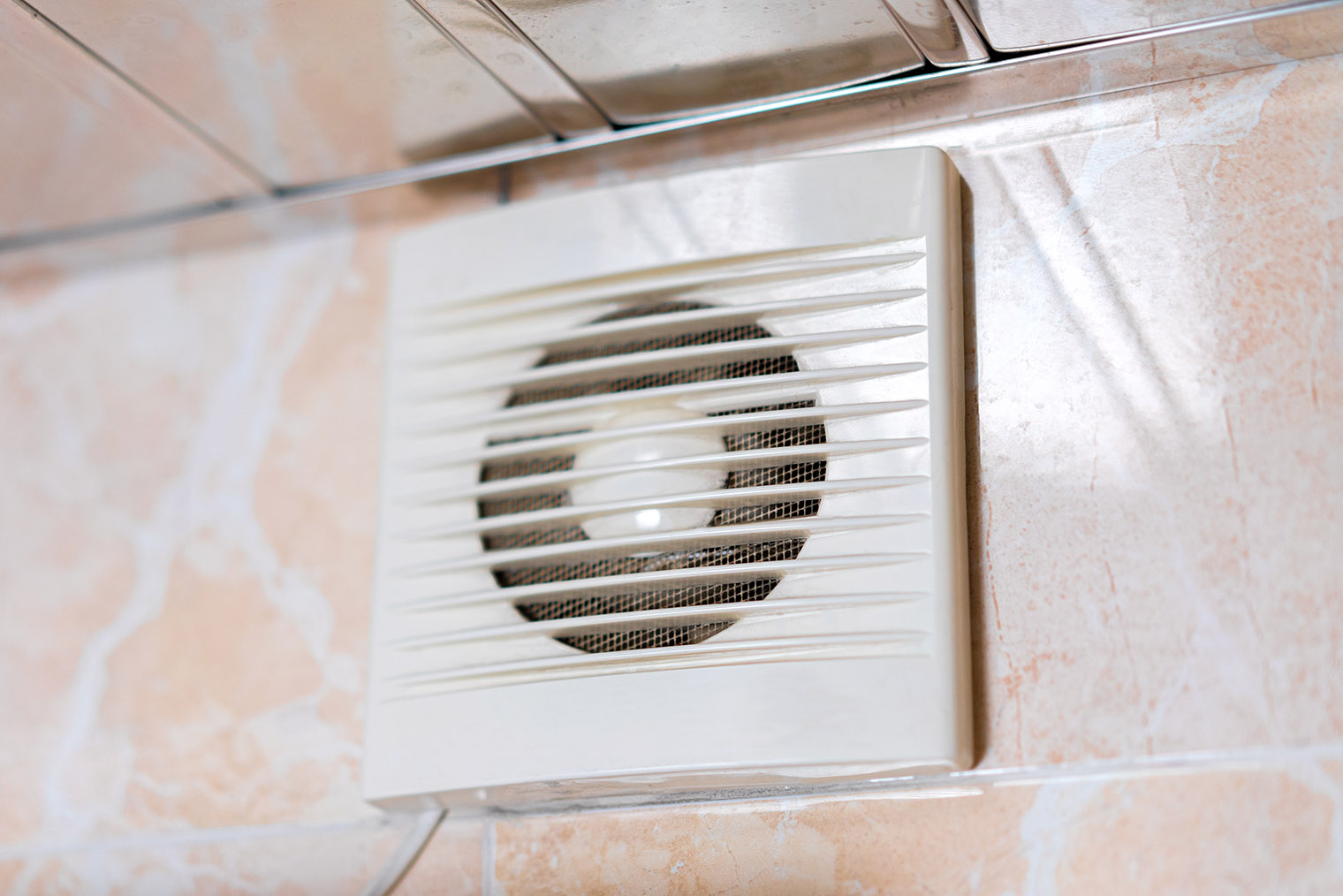 Часто в санузлах используют вентилятор для принудительного удаления грязного воздуха. Он обычно запитан через выключатель и включается на короткое время. Но это локальное решение, в то время как приточно-вытяжная система работает централизованно во всех помещениях и на постоянной основе. © Safarov Nariman / Shutterstock / FOTODOM