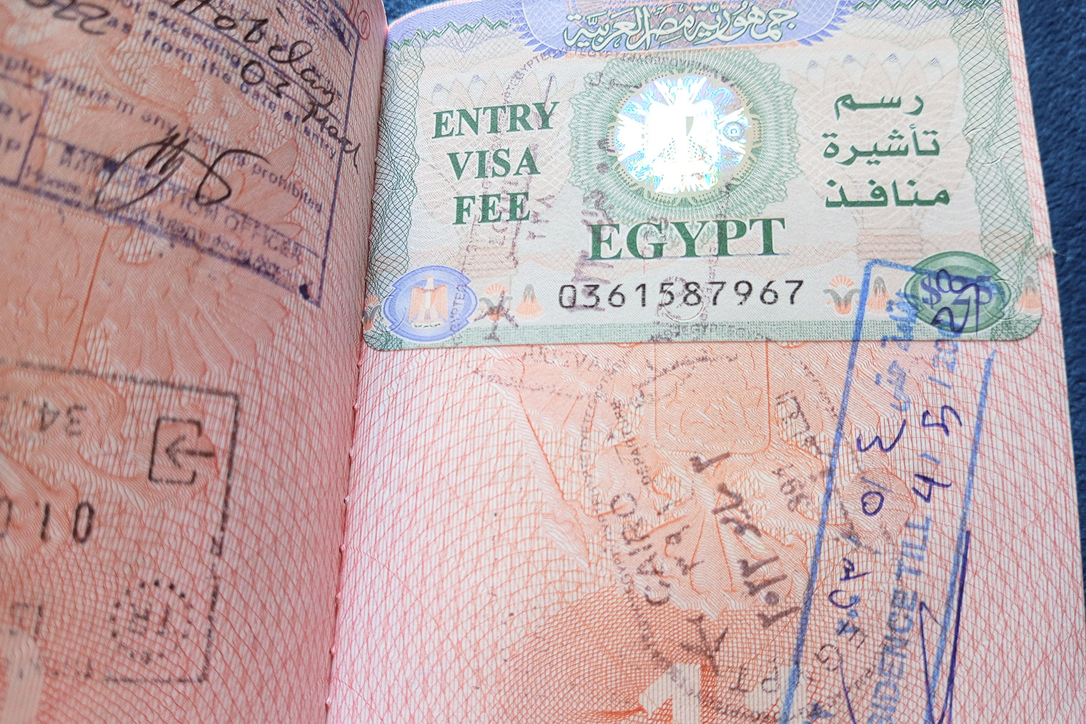 30-дневная виза Египта и штамп продления на два месяца. На визе указана старая цена — 25 $⁣ ( ₽). С 1 марта 2026 ее подняли до 30 $⁣ ( ₽)