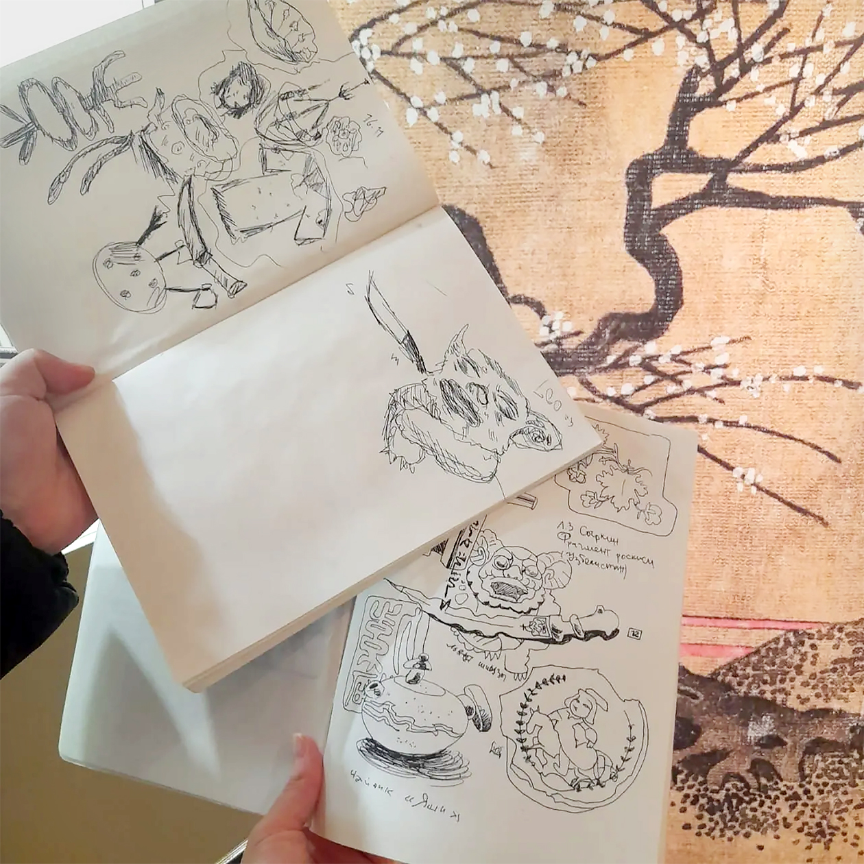 Однажды мы с девочкой сходили на выставку в Музей Востока и нарисовали каменных львов оттуда