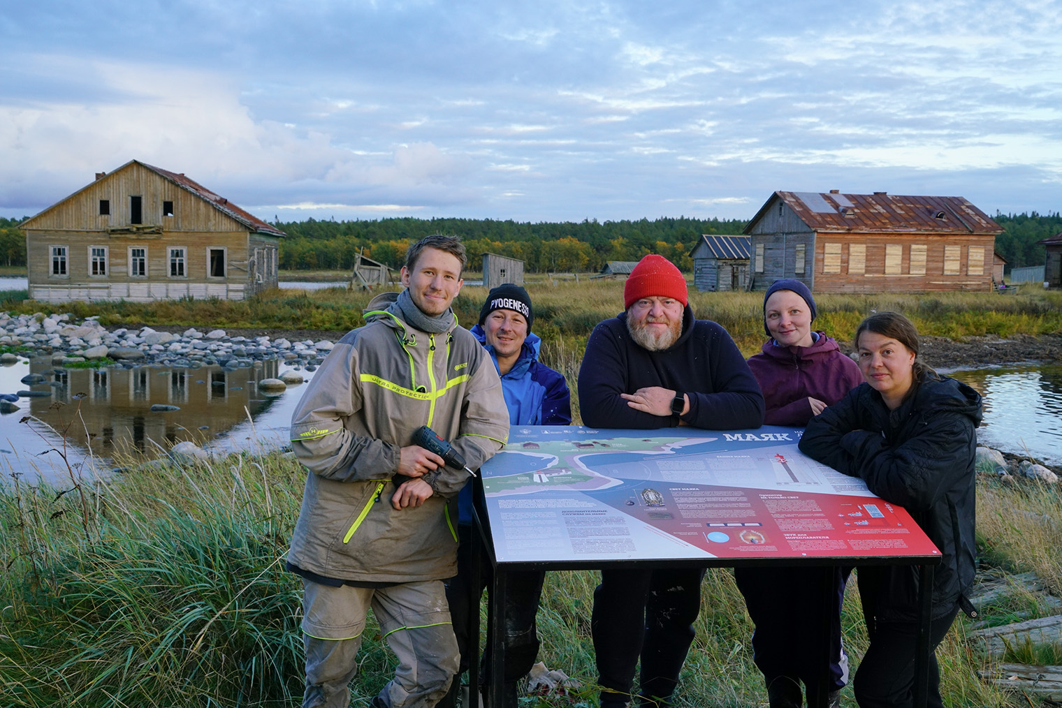В 2025 году команда волонтеров участвовала в ремонте Летне-Орловского маяка. © Сообщество в vk.com