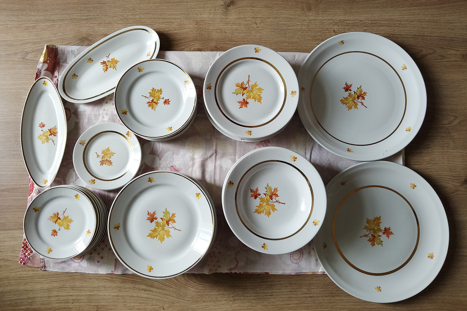 Посуду из сервиза «Кленовый лист» Дулевского фарфорового завода я выкупала по частям у старых хозяев. У кого-то оставались в семье только большие блюда, у кого-то — отдельно сохранившиеся маленькие тарелочки
