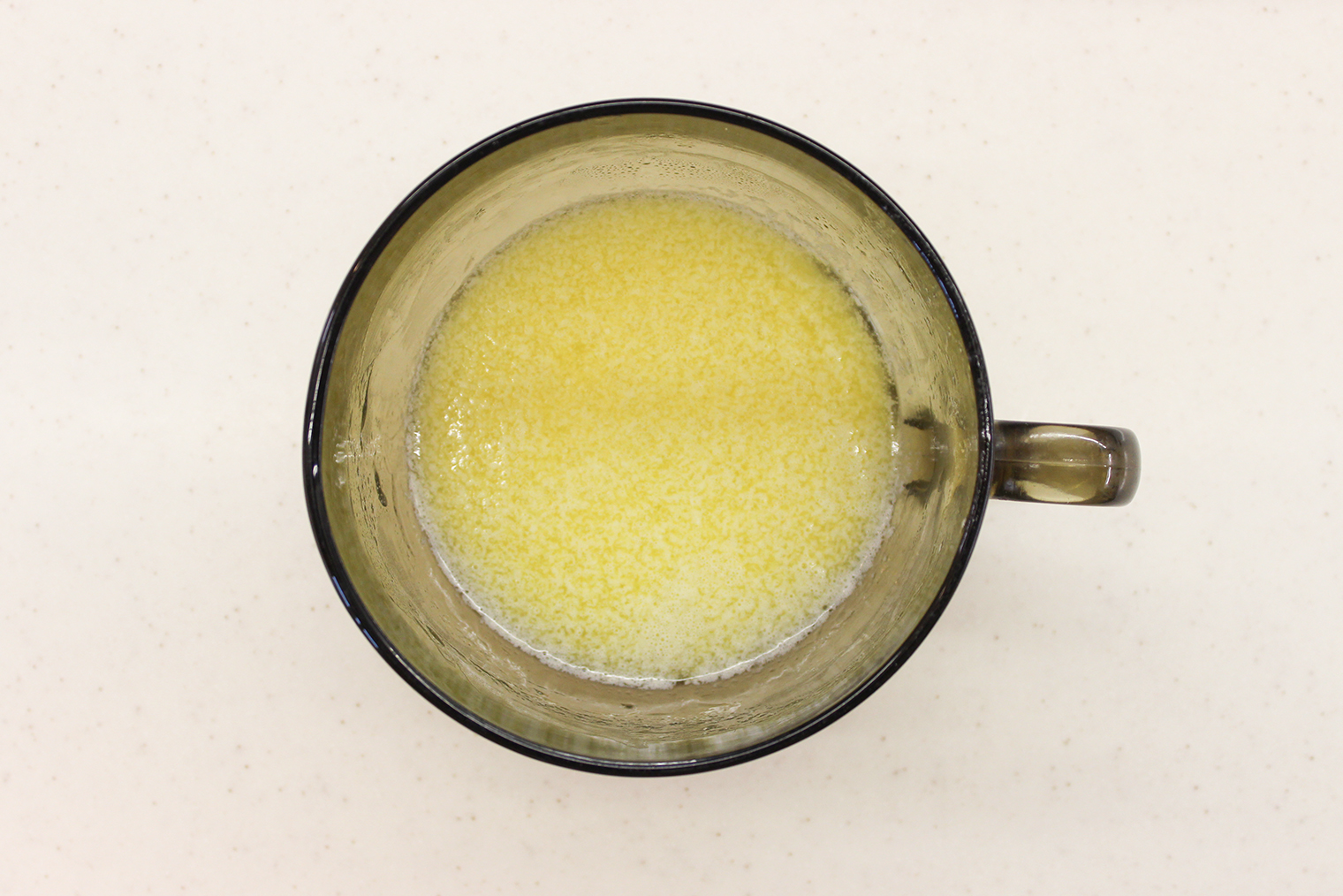 Шаг 1. Сливочное масло растопите в микроволновке или в сотейнике на слабом огне