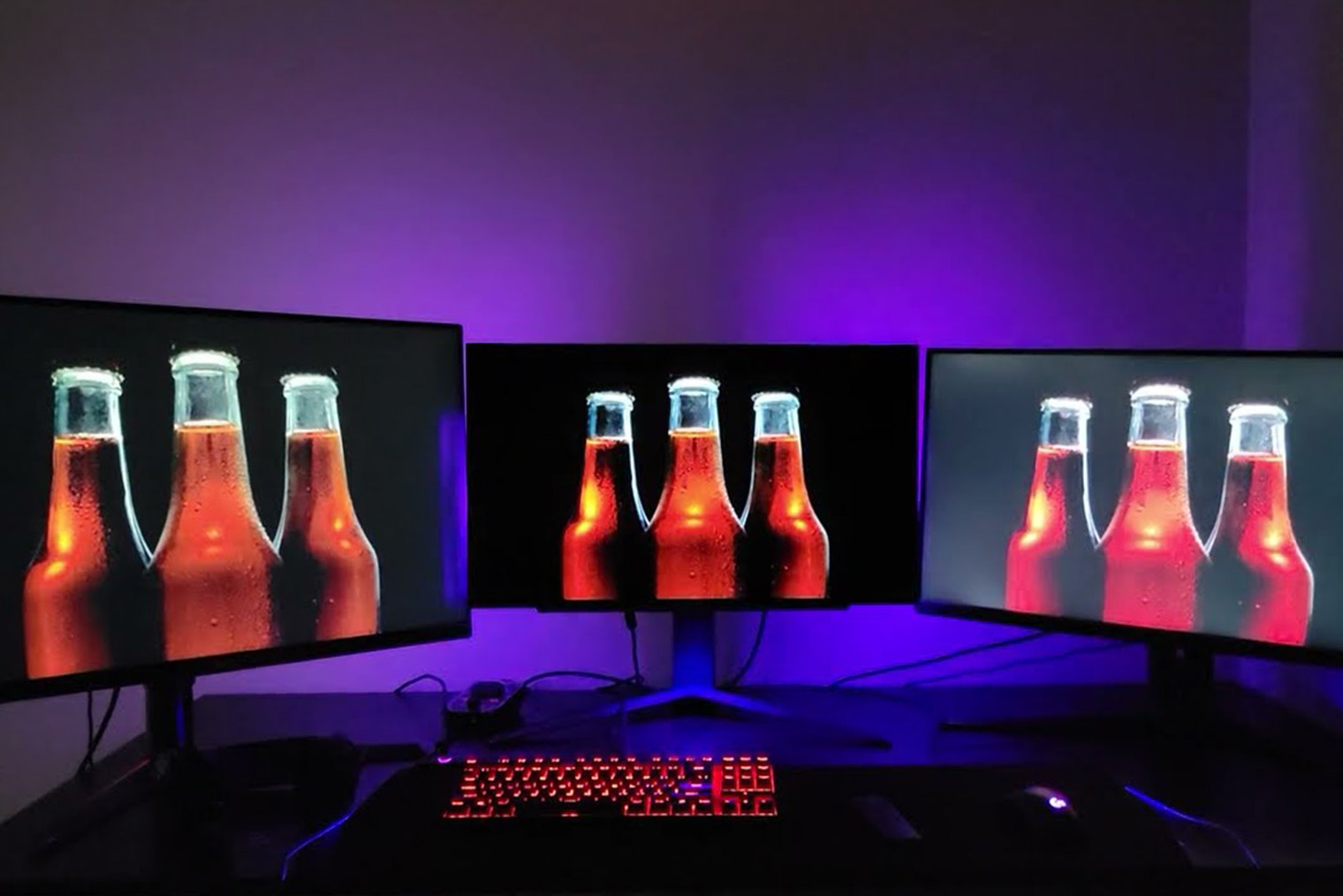 Первый монитор — VA, третий монитор — IPS. Посередине — OLED. Разница в контрастности катастрофическая, а комментарии, пожалуй, будут лишними. Источник: Tejavu / Youtube