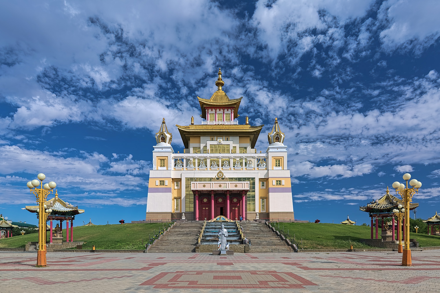 Золотая обитель Будды Шакьямуни. Фотография: Mikhail Markovskiy / Shutterstock / Fotodom