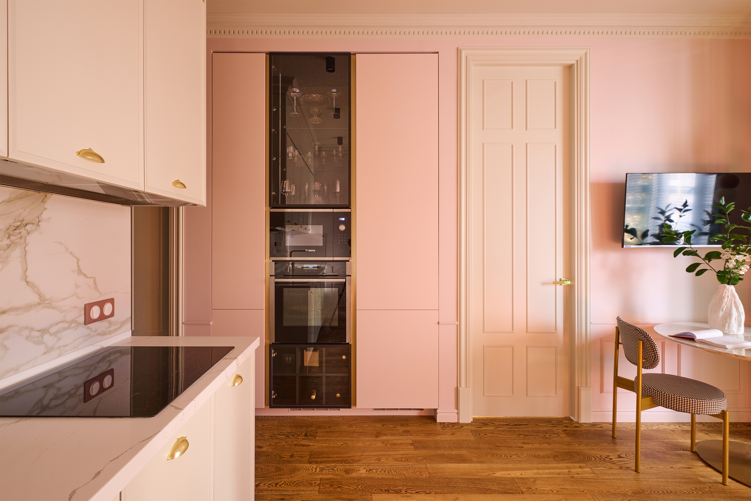 Кухня, двери и потолок — практически одного оттенка и не контрастируют с розовым, поэтому входят в 60% основного цвета палитры