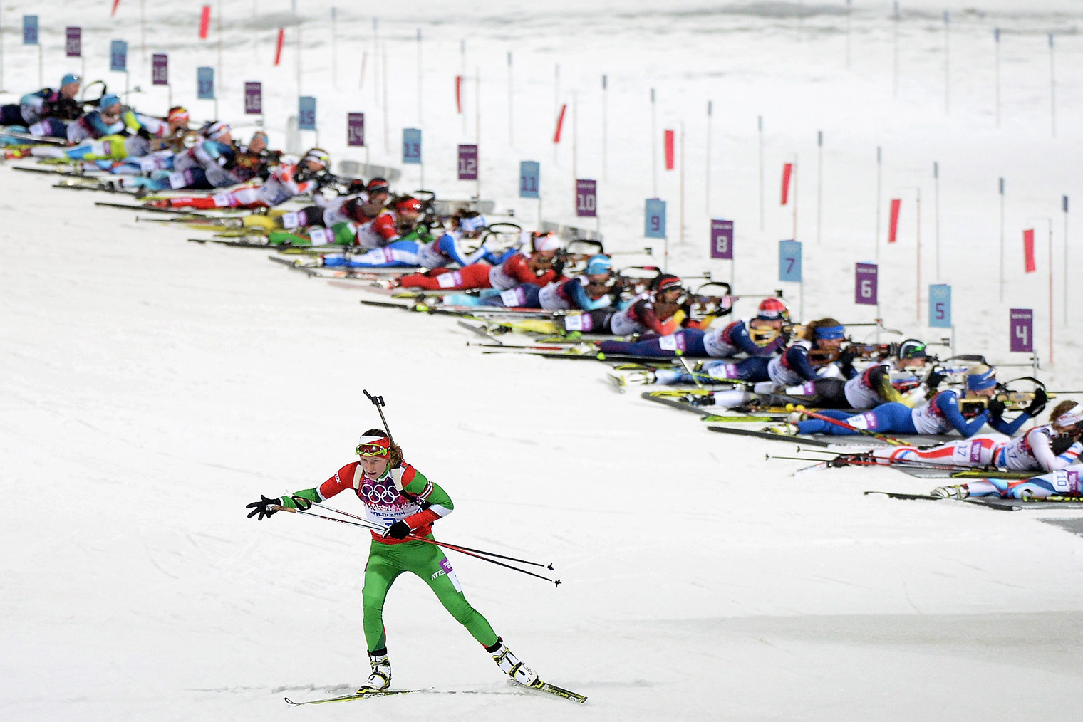 Белоруска Дарья Домрачева покидает огневой рубеж на Играх в Сочи. © Harry How / Getty Images